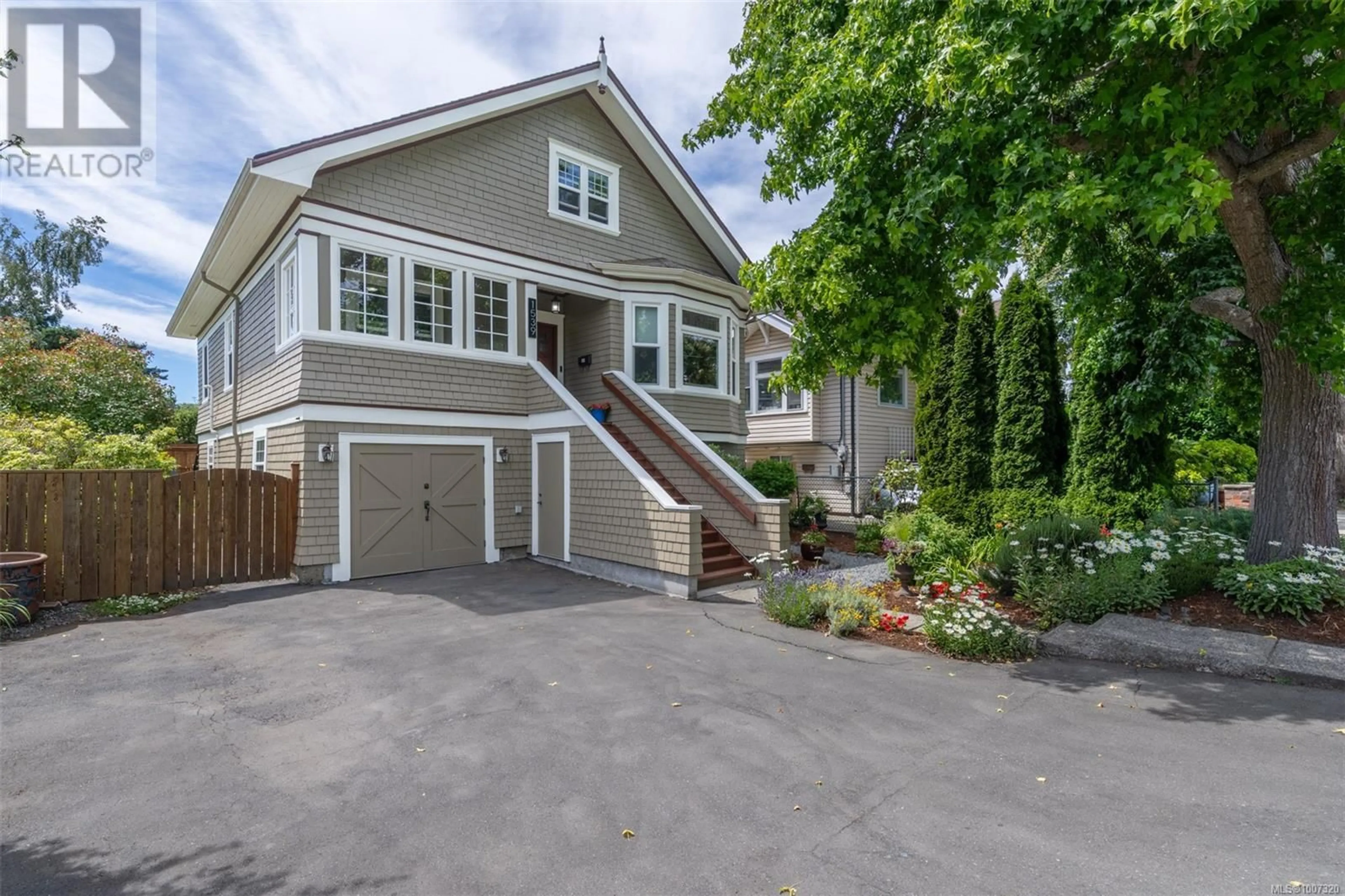 Home with vinyl exterior material, street for 1539 BAY STREET, Victoria British Columbia V8R2B3