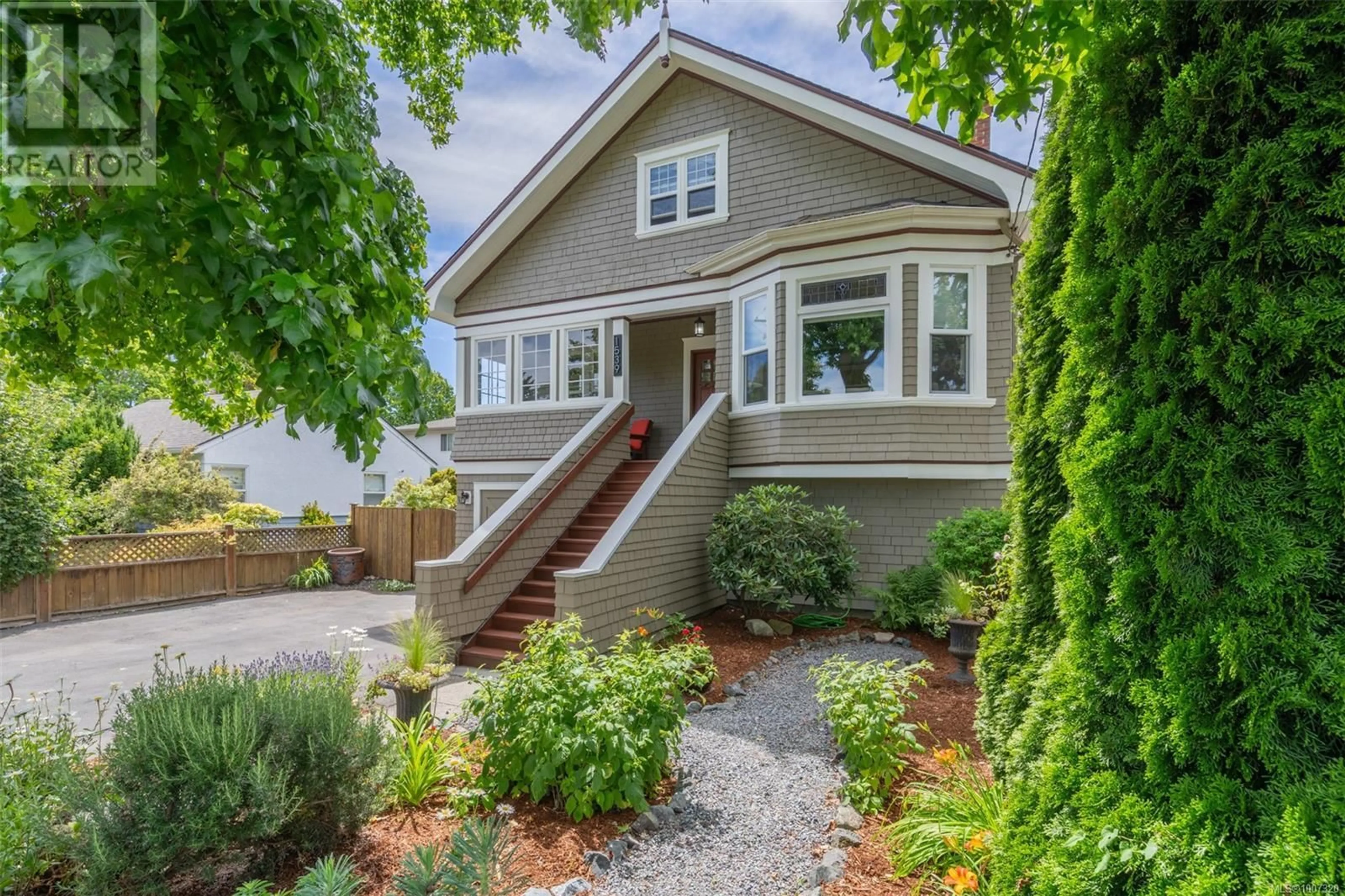 Home with vinyl exterior material, street for 1539 BAY STREET, Victoria British Columbia V8R2B3