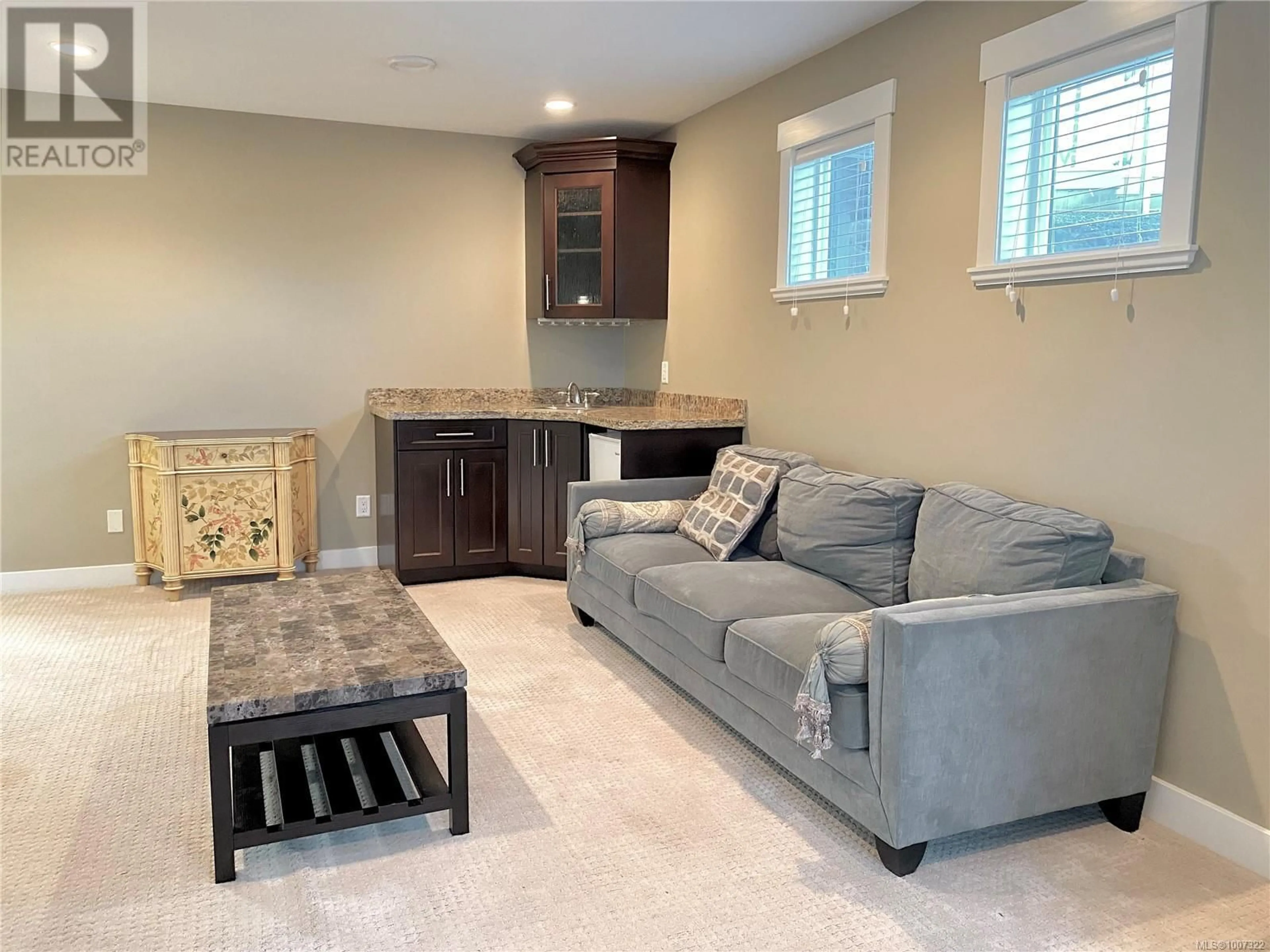 Living room with furniture, unknown for 3702 GLEN OAKS DRIVE, Nanaimo British Columbia V9V1N9