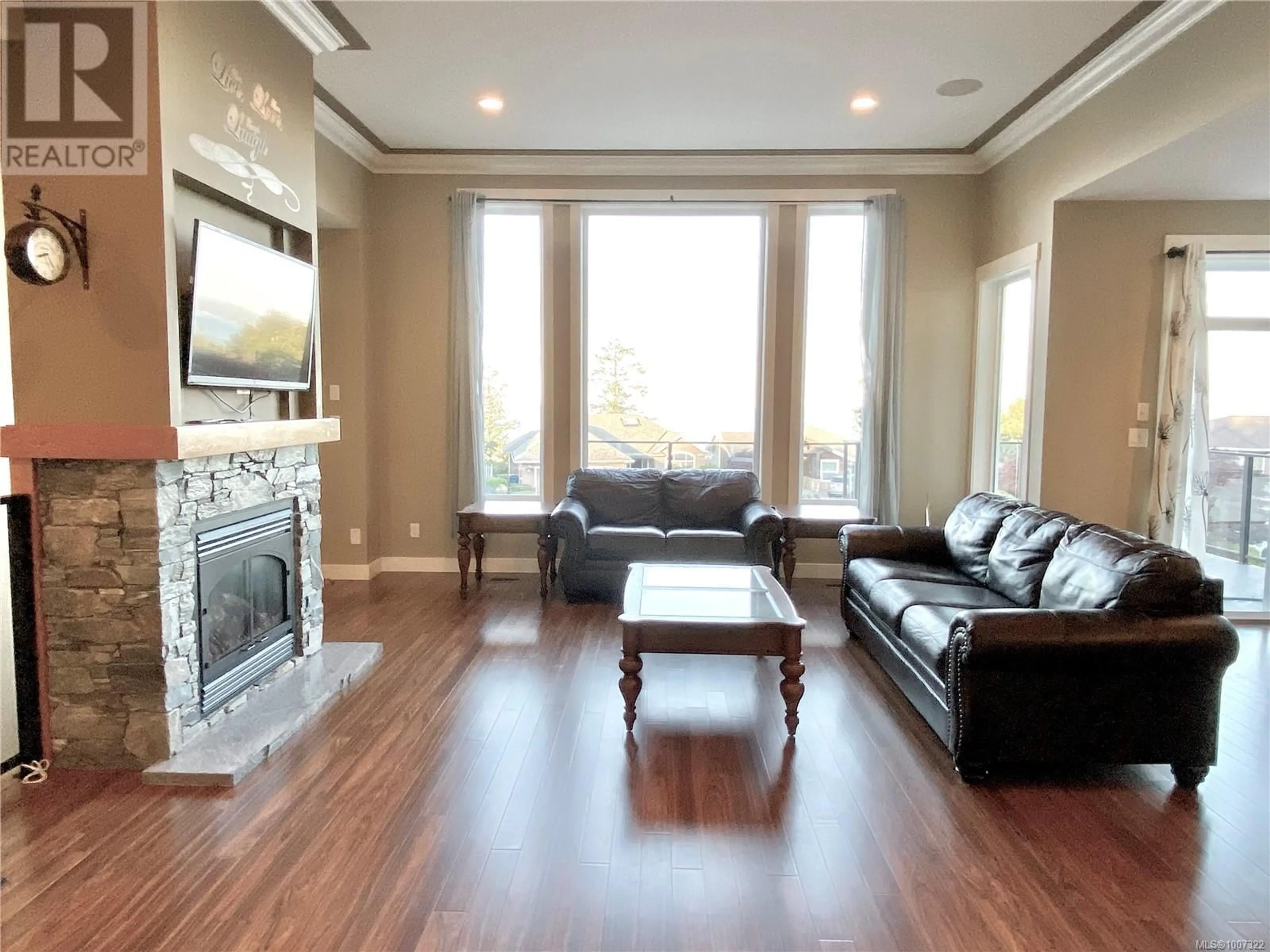 Living room with furniture, wood/laminate floor for 3702 GLEN OAKS DRIVE, Nanaimo British Columbia V9V1N9