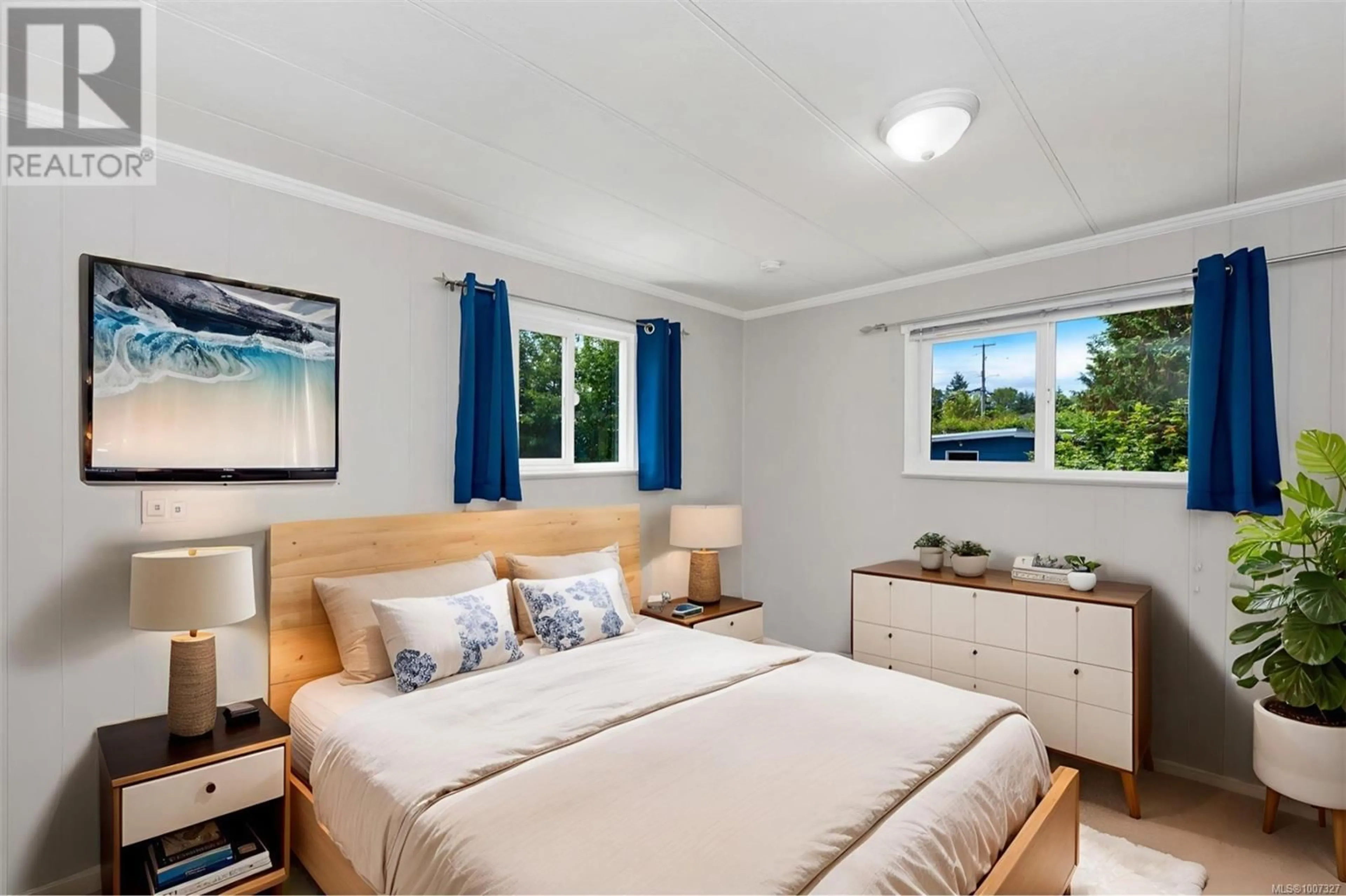 Bedroom with bed, wood/laminate floor for 265 - 2885 BOYS ROAD, Duncan British Columbia V9L4Y9