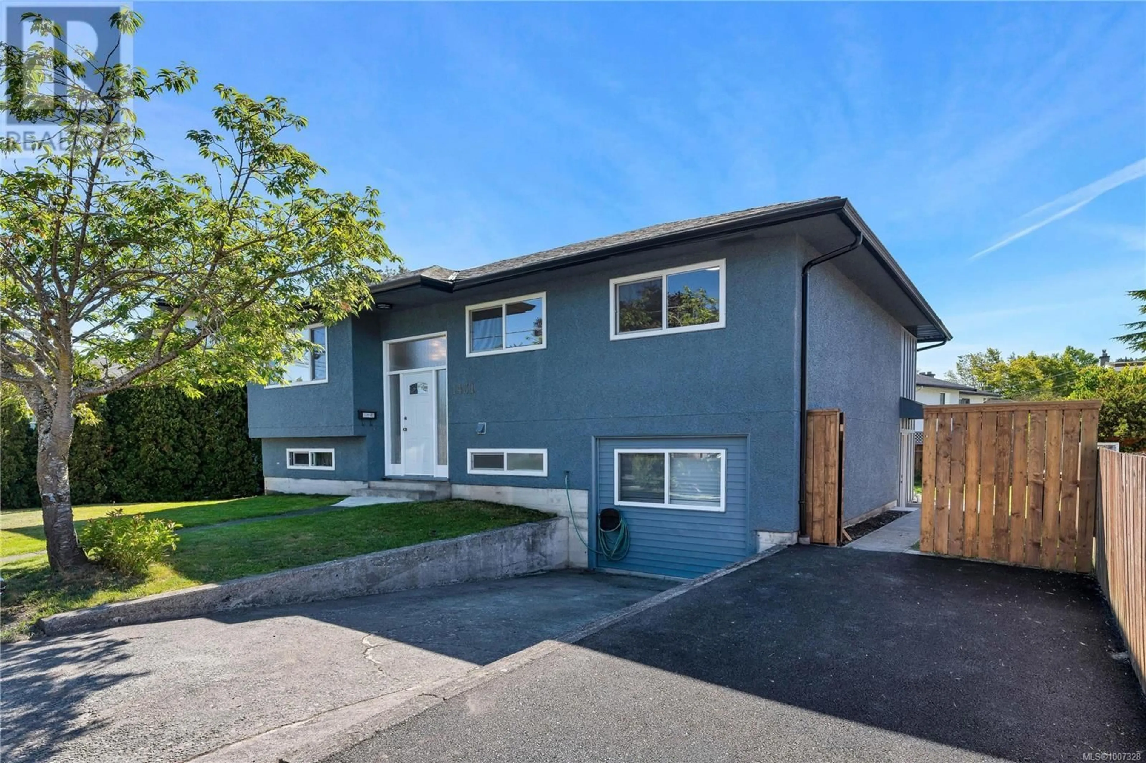 Home with vinyl exterior material, street for 1431 EDGEWARE ROAD, Victoria British Columbia V8T2J4