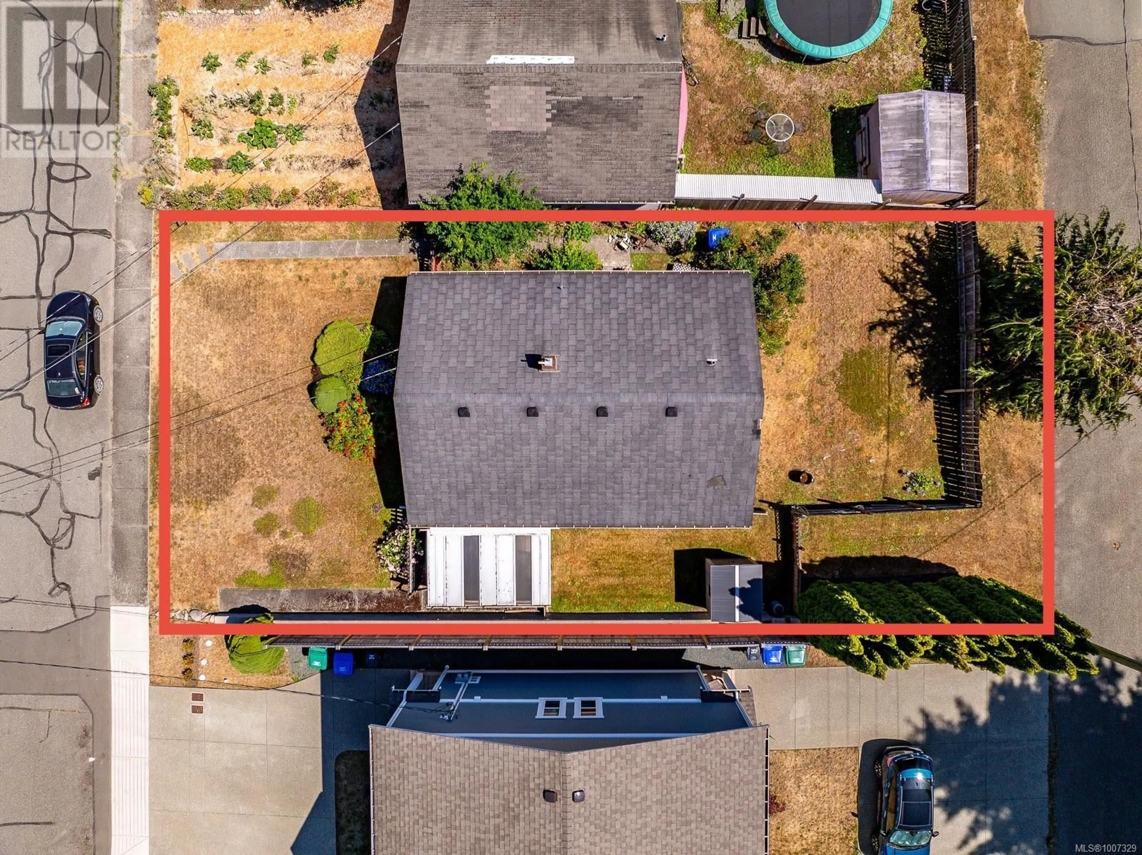 A pic from outside/outdoor area/front of a property/back of a property/a pic from drone, street for 714 12TH STREET, Courtenay British Columbia V9N1V4