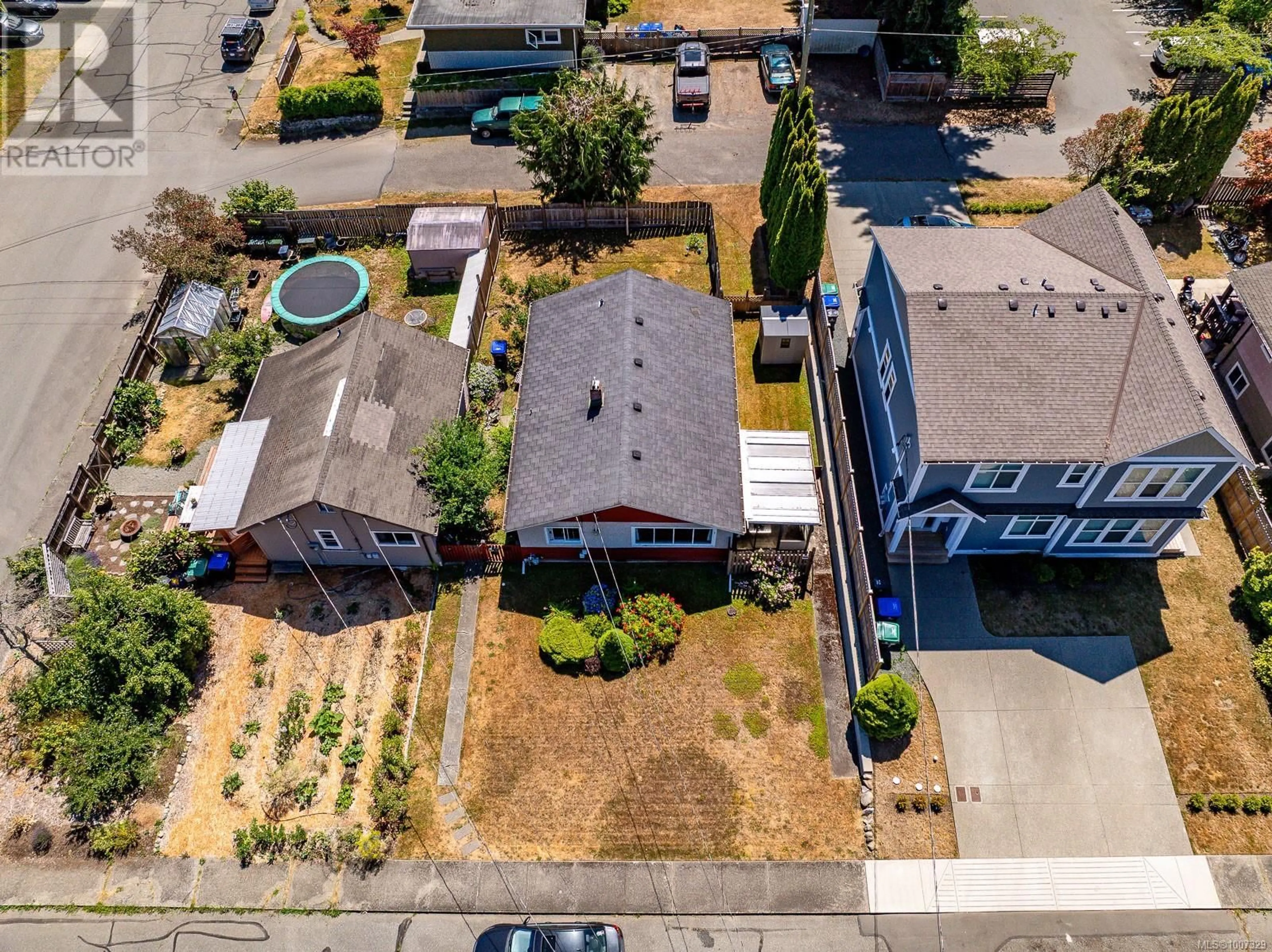 A pic from outside/outdoor area/front of a property/back of a property/a pic from drone, street for 714 12TH STREET, Courtenay British Columbia V9N1V4
