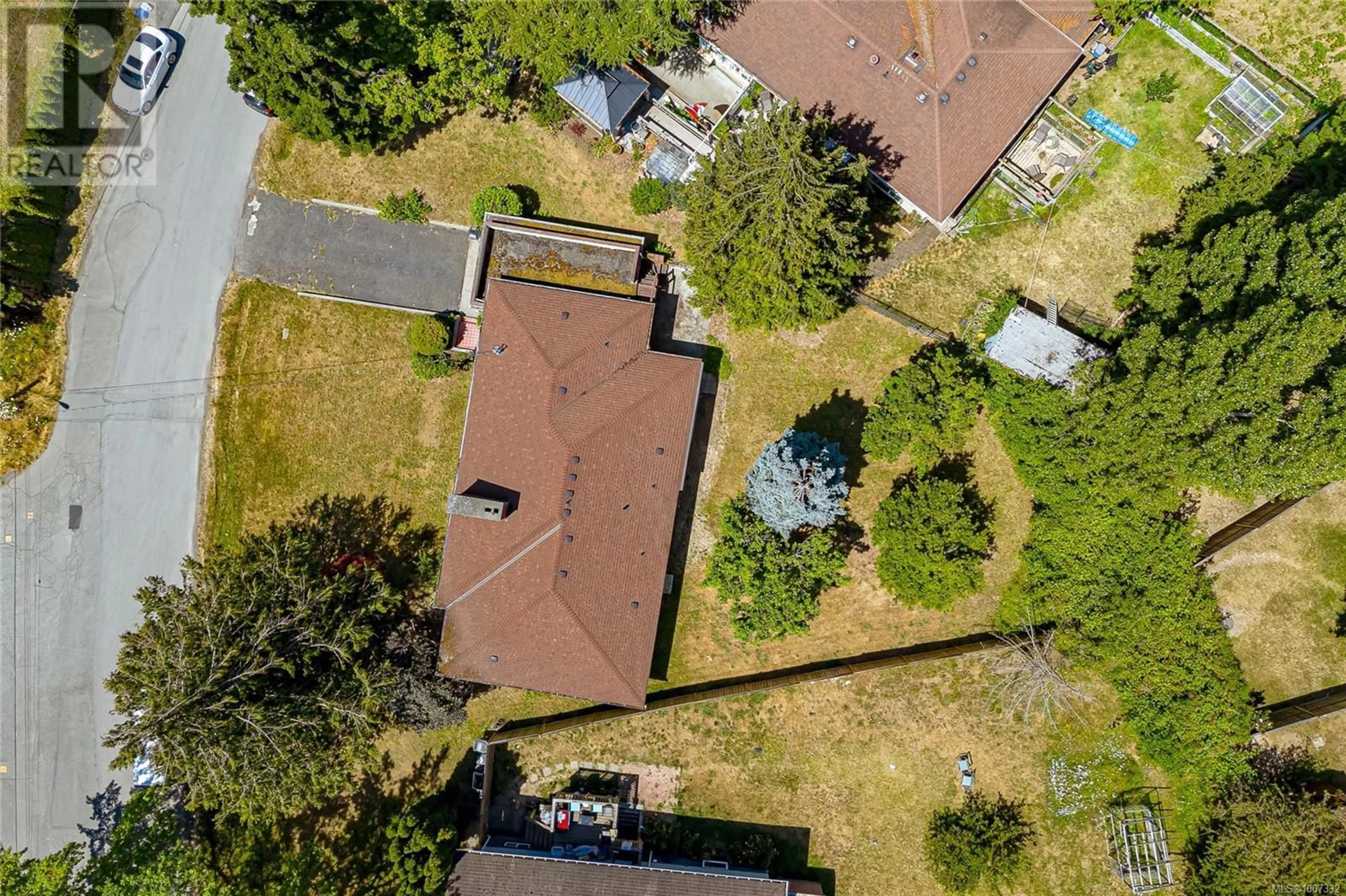 A pic from outside/outdoor area/front of a property/back of a property/a pic from drone, street for 3665 RAYMOND STREET SOUTH, Saanich British Columbia V8Z4J9
