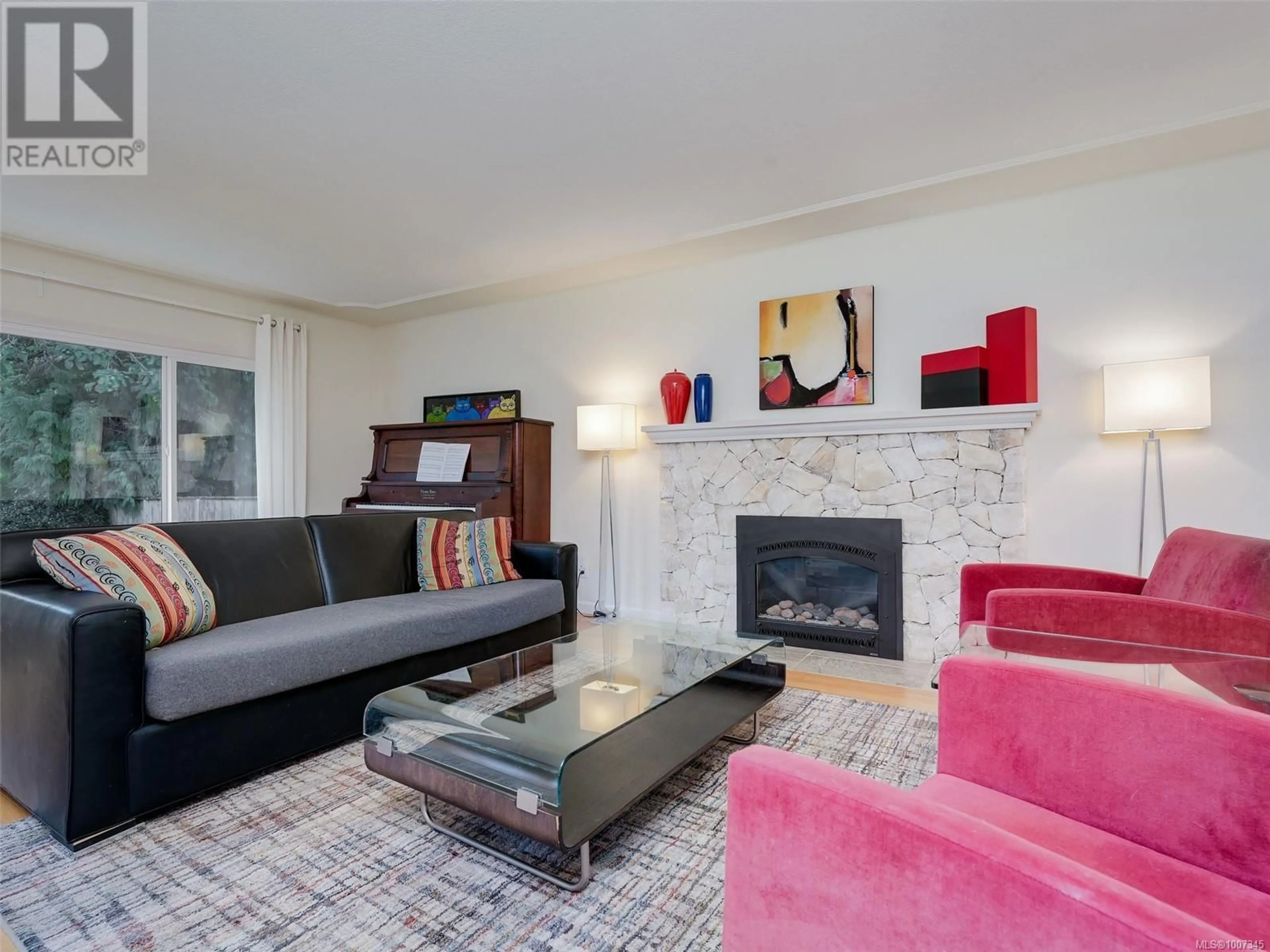 Living room with furniture, unknown for 5133 SANTA CLARA AVENUE, Saanich British Columbia V8Y1W5