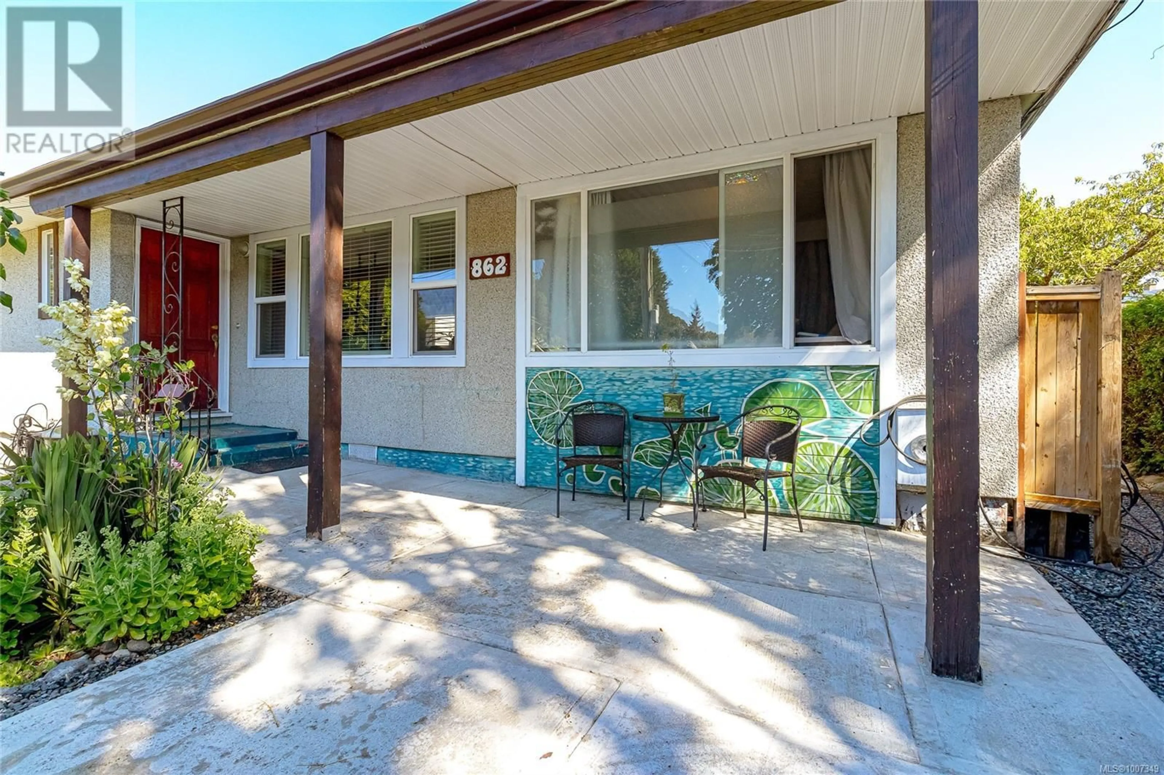 Patio, street for 862 CANTERBURY ROAD, Saanich British Columbia V8X3E6