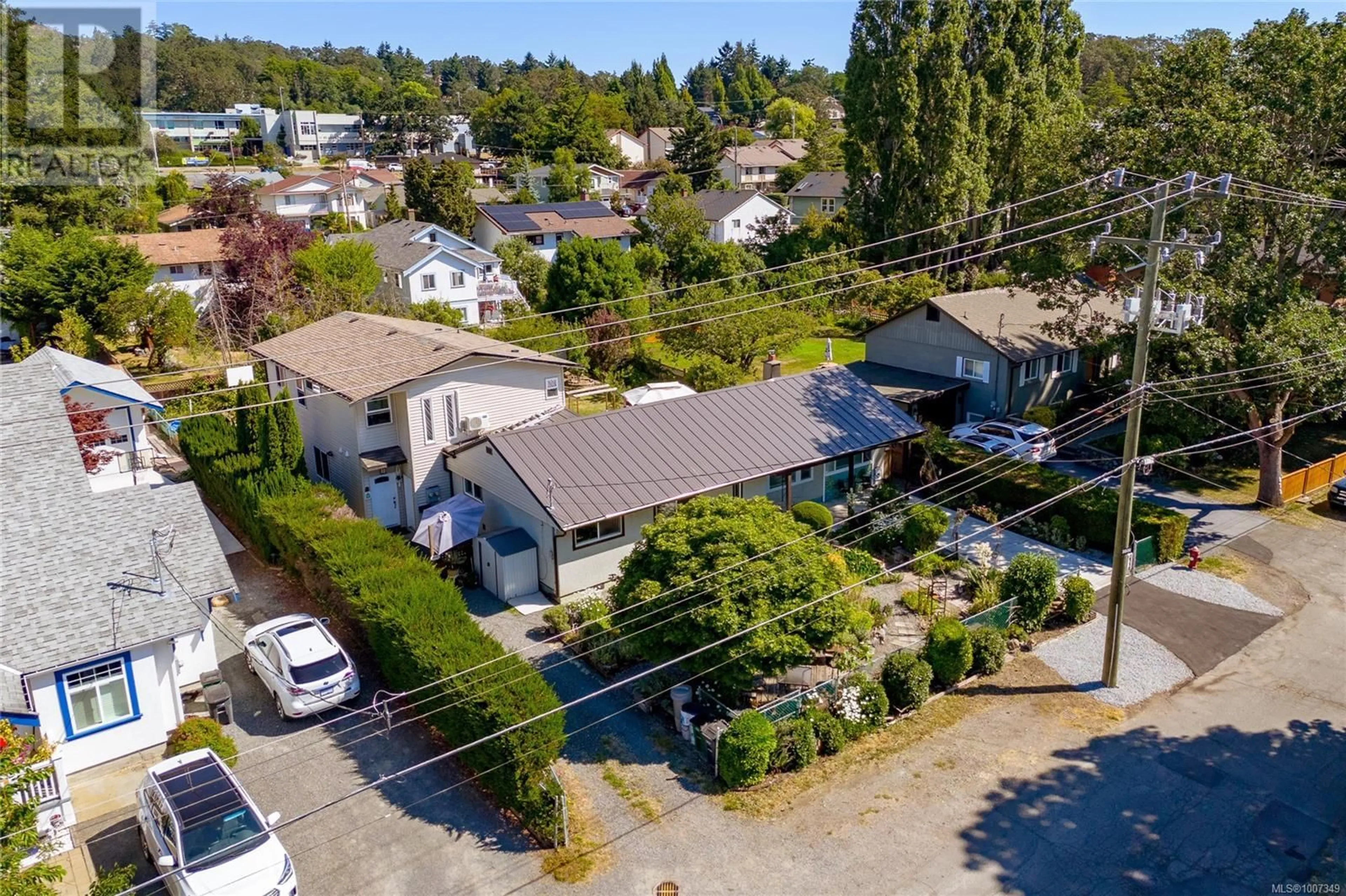 A pic from outside/outdoor area/front of a property/back of a property/a pic from drone, street for 862 CANTERBURY ROAD, Saanich British Columbia V8X3E6