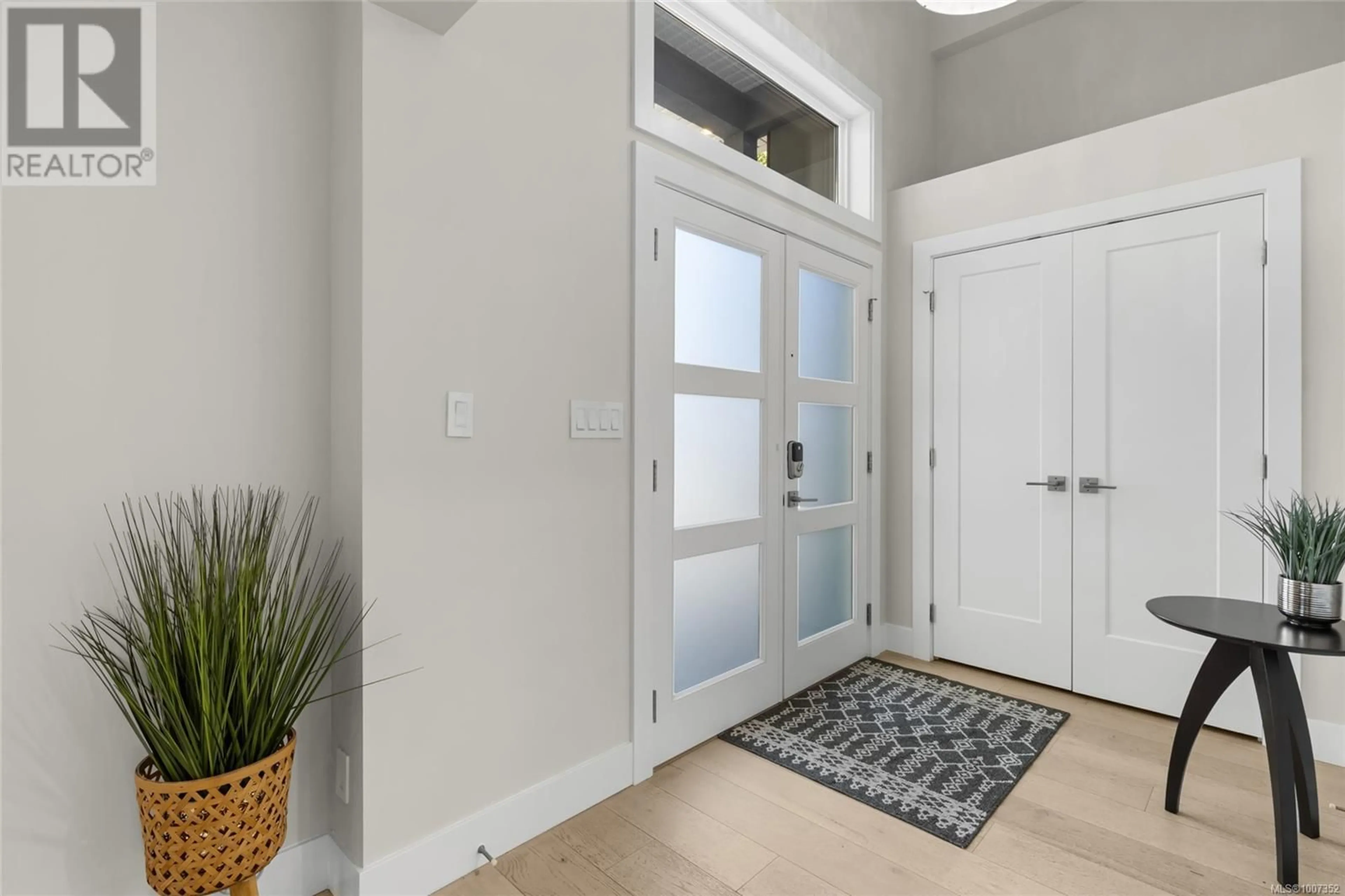 Indoor entryway for 4238 HAYDEN COURT, Saanich British Columbia V8Z6S2