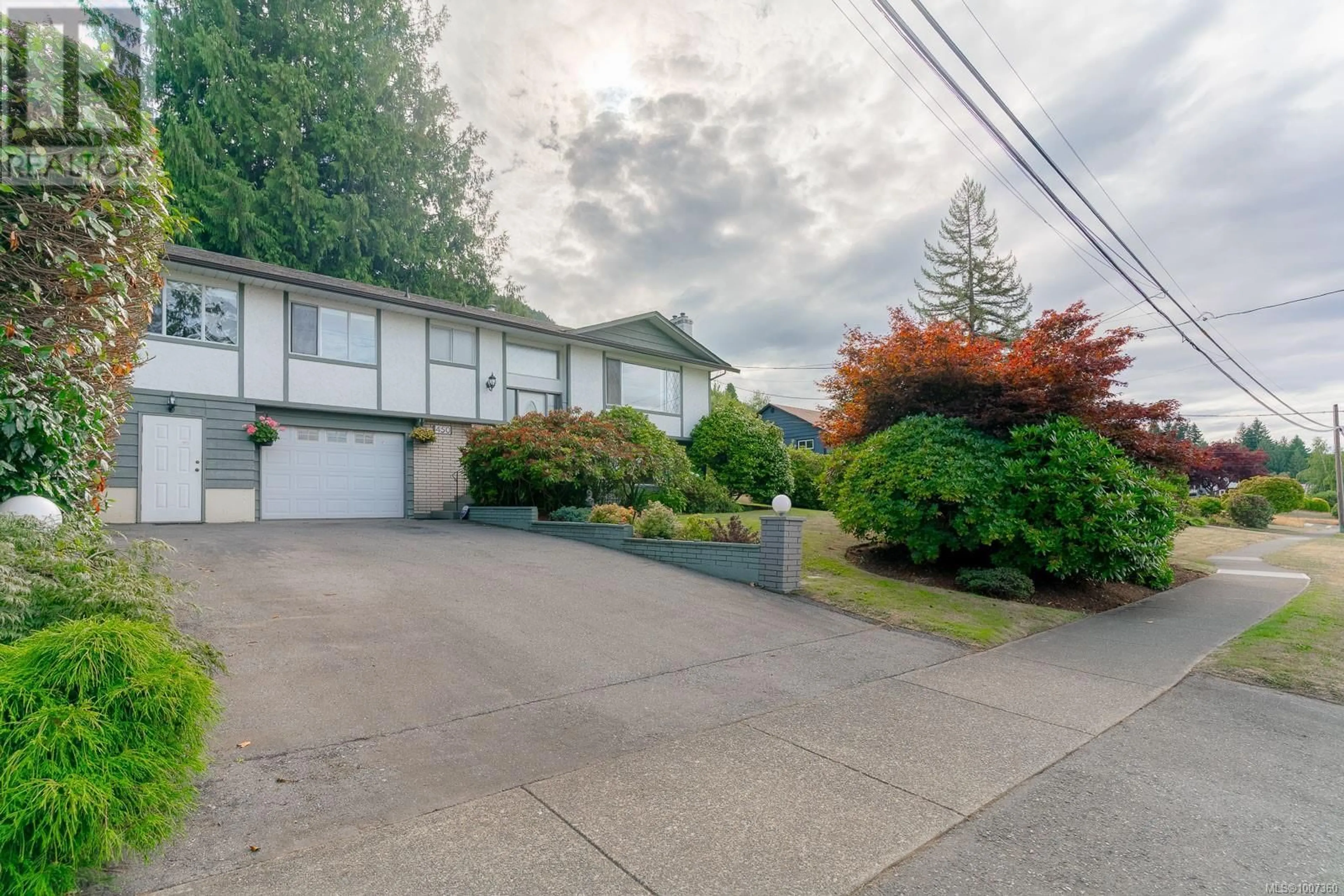 A pic from outside/outdoor area/front of a property/back of a property/a pic from drone, street for 450 DAVIS ROAD, Ladysmith British Columbia V9G1V5