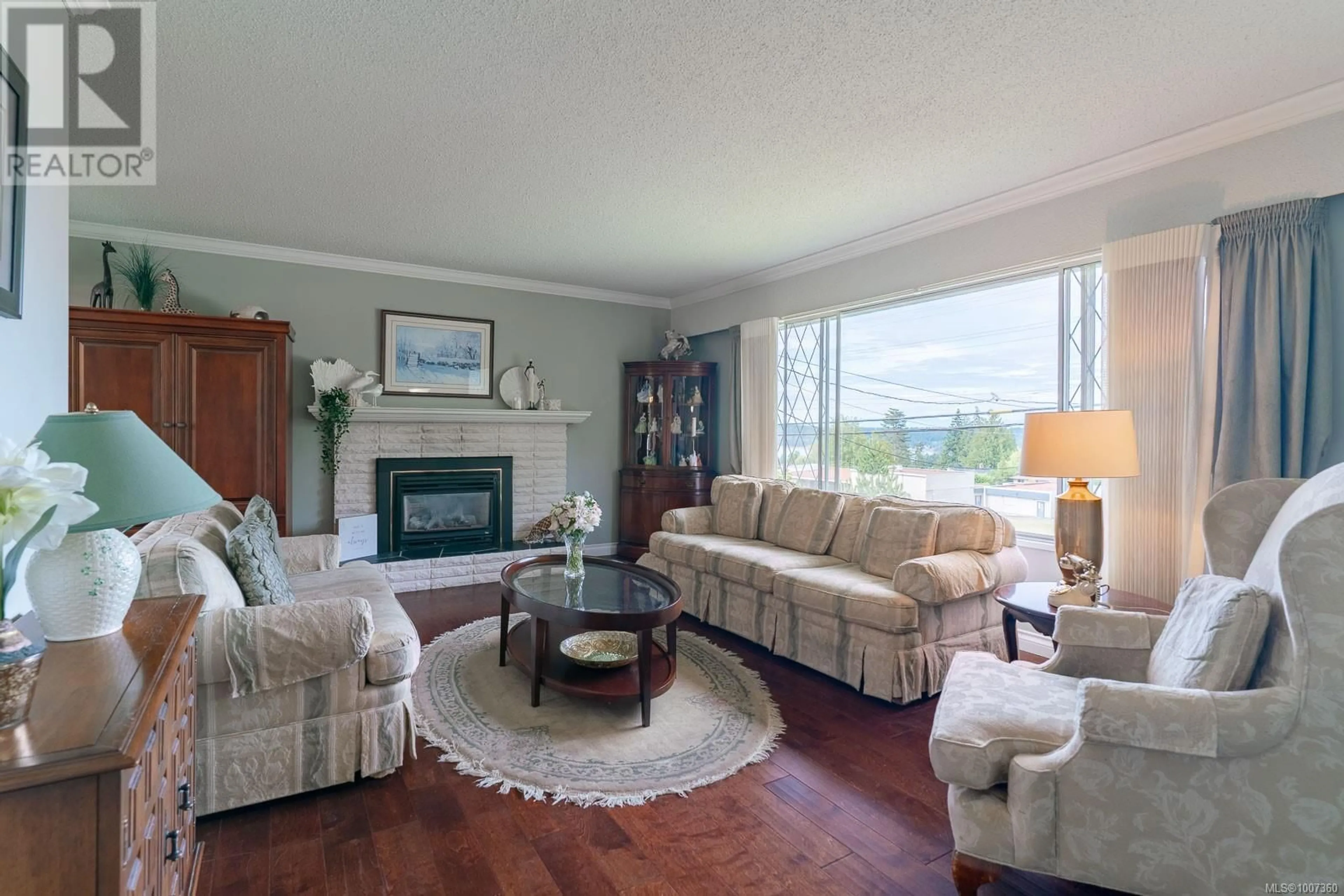 Living room with furniture, wood/laminate floor for 450 DAVIS ROAD, Ladysmith British Columbia V9G1V5