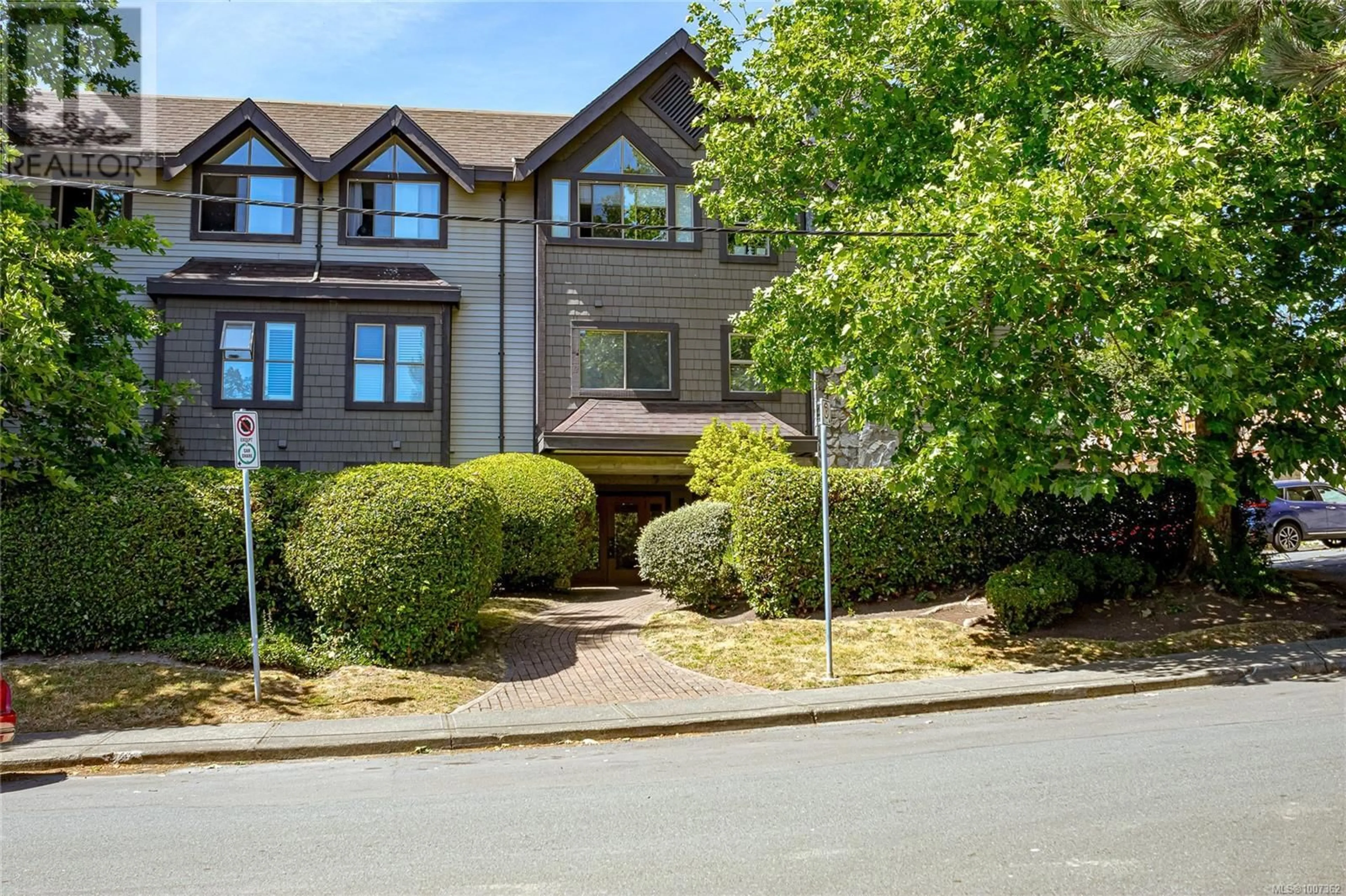 A pic from outside/outdoor area/front of a property/back of a property/a pic from drone, street for 301 - 108 GORGE ROAD WEST, Saanich British Columbia V9A1M2