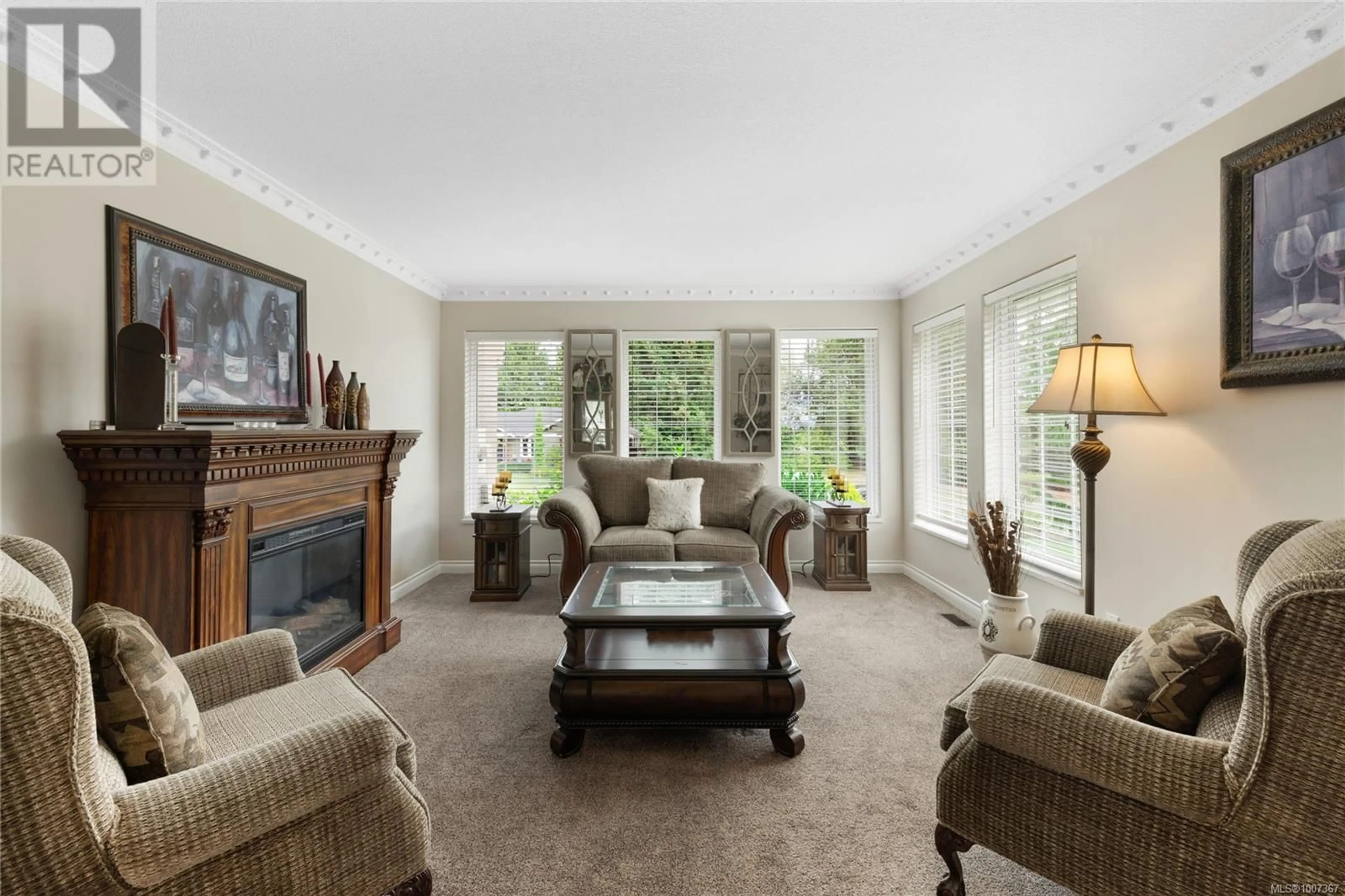 Living room with furniture, carpet floor for 878 FAIRWAYS DRIVE, Qualicum Beach British Columbia V9K2J1