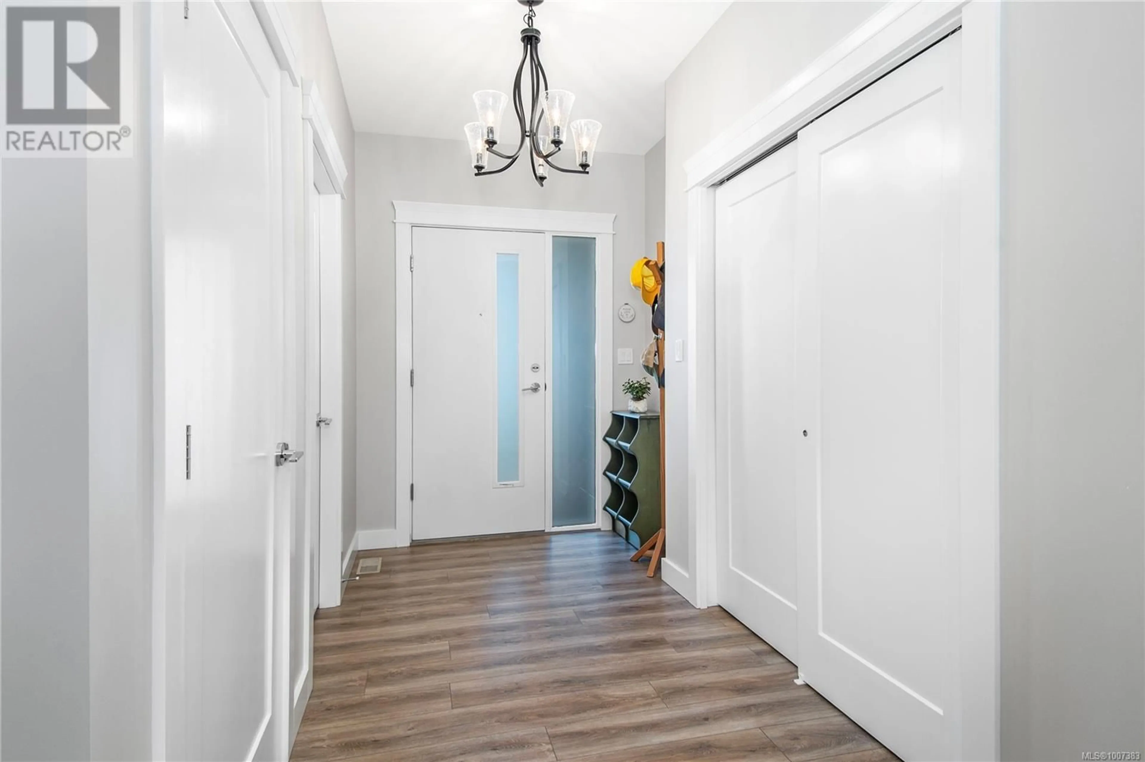 Indoor entryway for 6 - 2161 EVERGREEN ROAD, Campbell River British Columbia V9W0C8