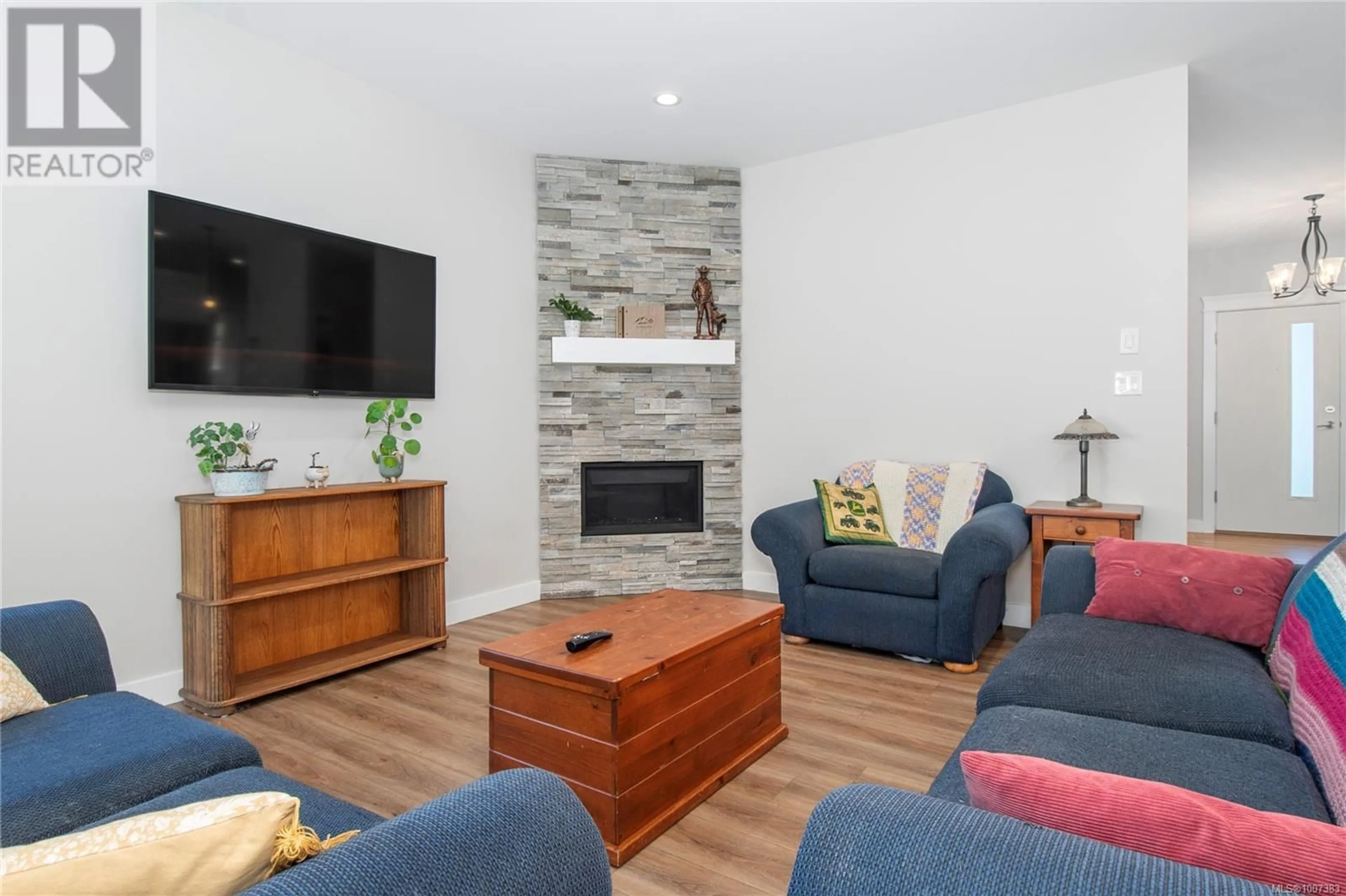 Living room with furniture, wood/laminate floor for 6 - 2161 EVERGREEN ROAD, Campbell River British Columbia V9W0C8