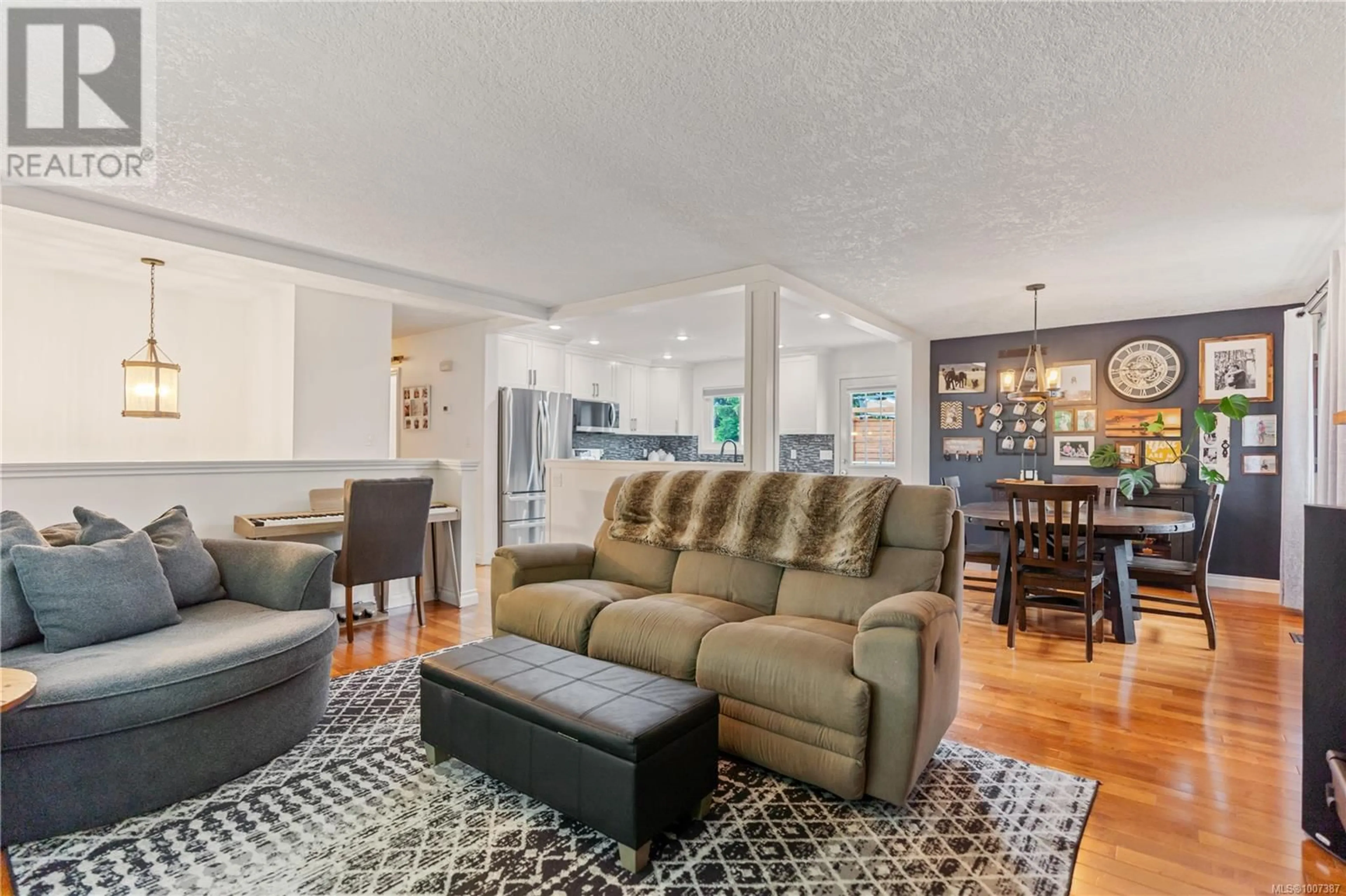 Living room with furniture, unknown for 1064 VERDIER AVENUE, Central Saanich British Columbia V8M1E6