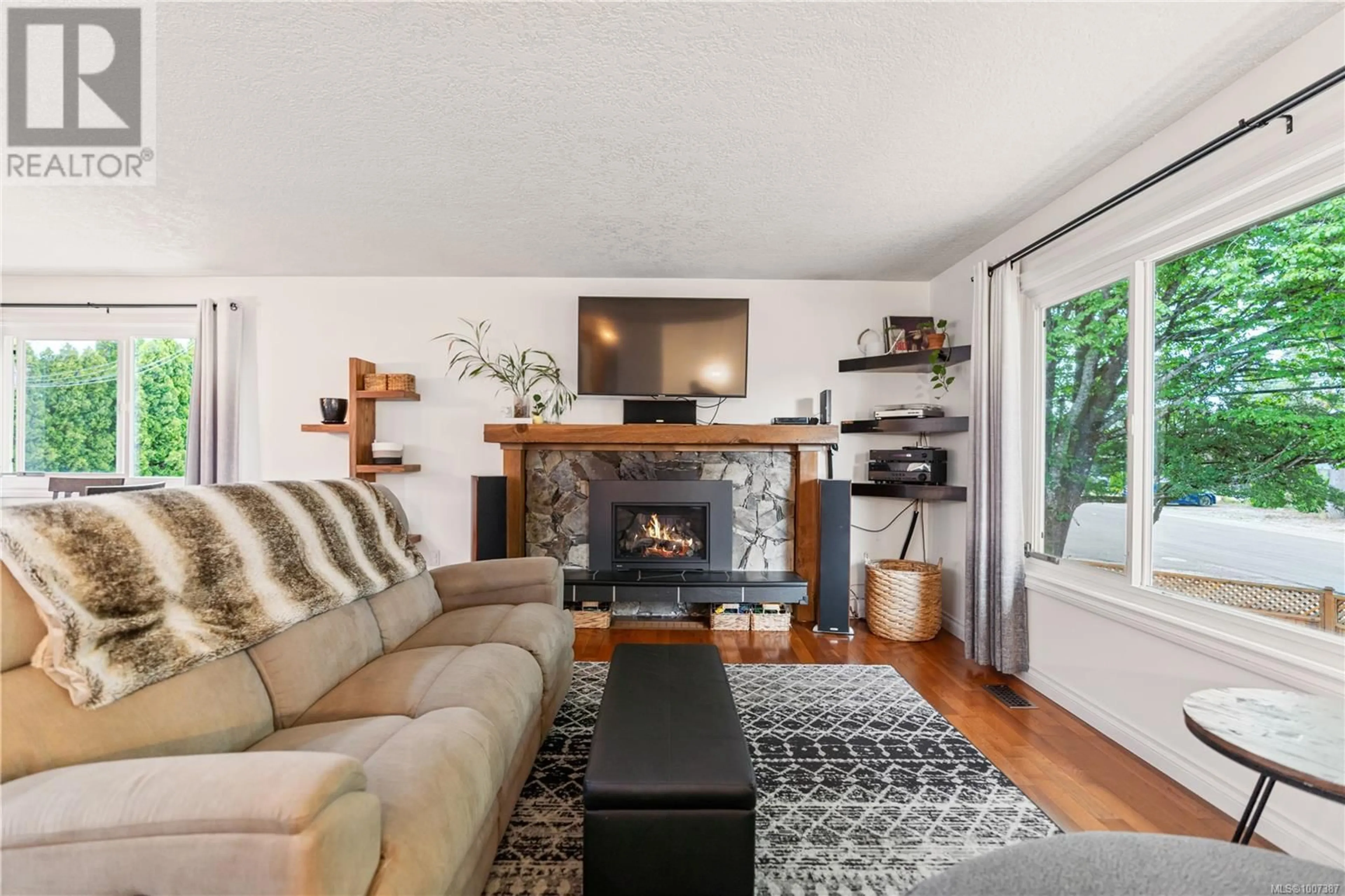 Living room with furniture, wood/laminate floor for 1064 VERDIER AVENUE, Central Saanich British Columbia V8M1E6
