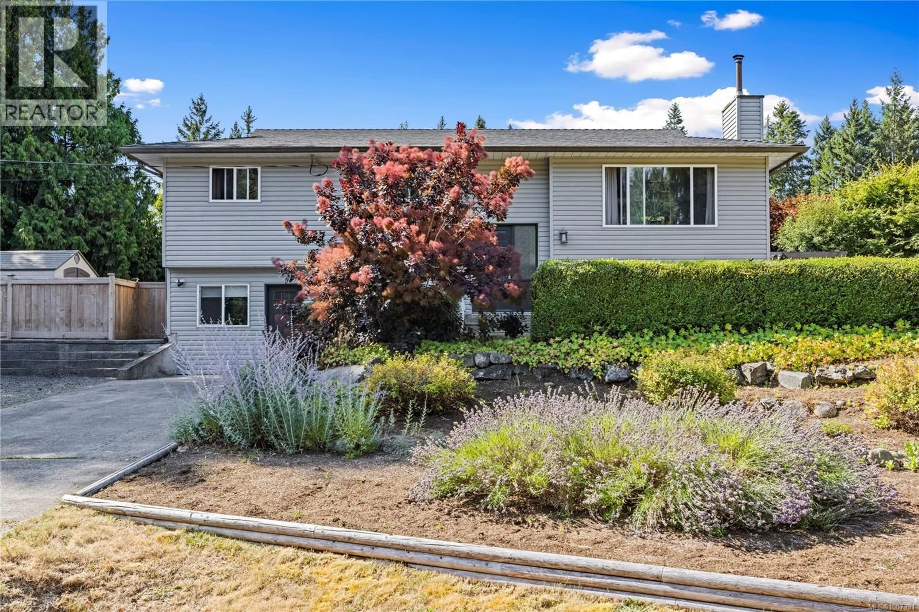 Home with vinyl exterior material, street for 626 TYEE CRESCENT, Qualicum Beach British Columbia V9K1B1