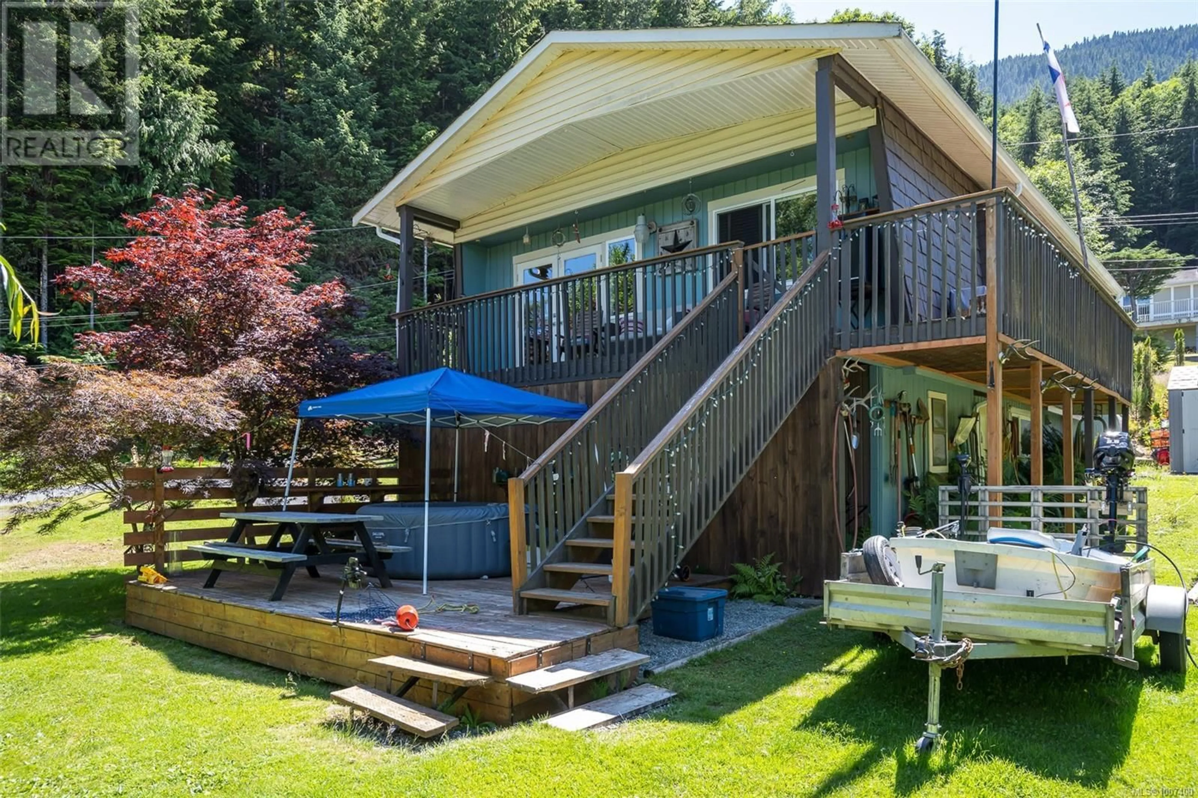 Patio, water/lake/river/ocean view for 561 MACMILLAN DRIVE, Sayward British Columbia V0P1R0