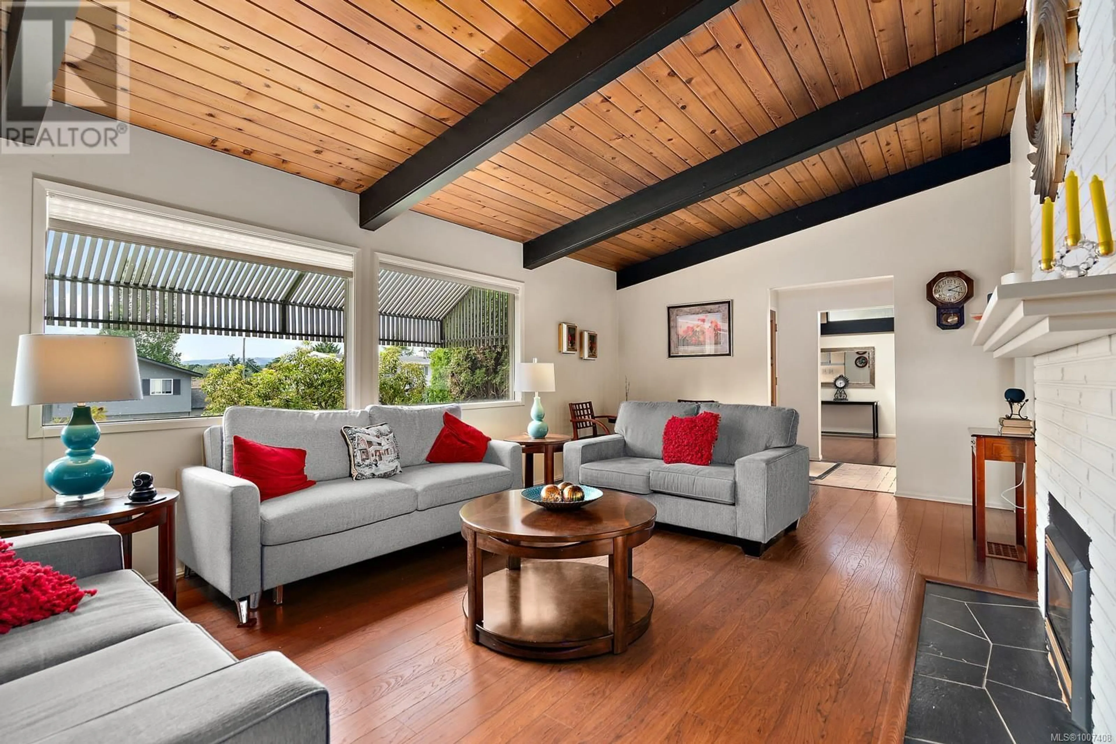 Living room with furniture, wood/laminate floor for 4243 SPRINGRIDGE DRIVE, Saanich British Columbia V8Z4Y9