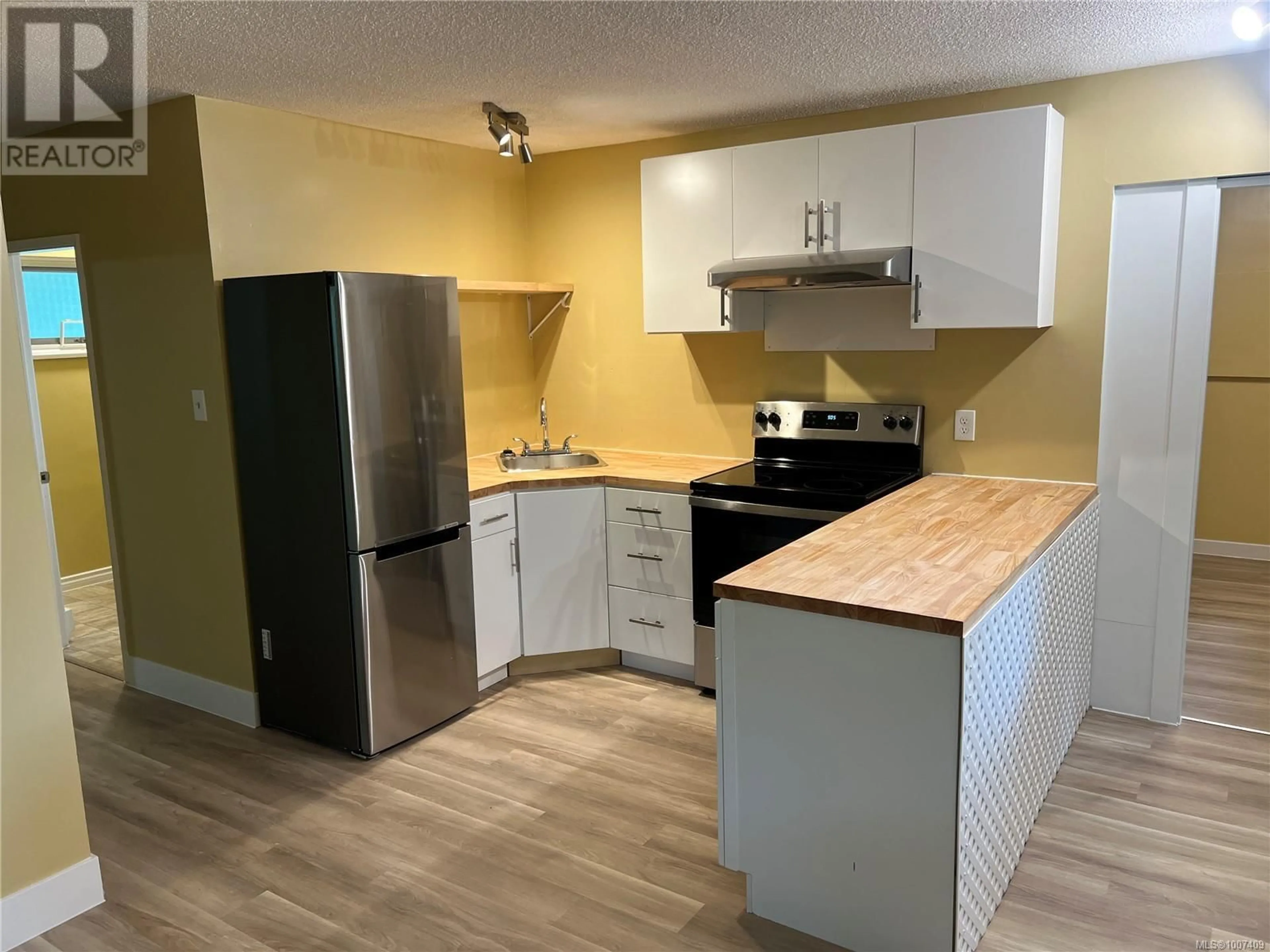 Standard kitchen, unknown for 412 SEVENTH STREET, Nanaimo British Columbia V9R1E5