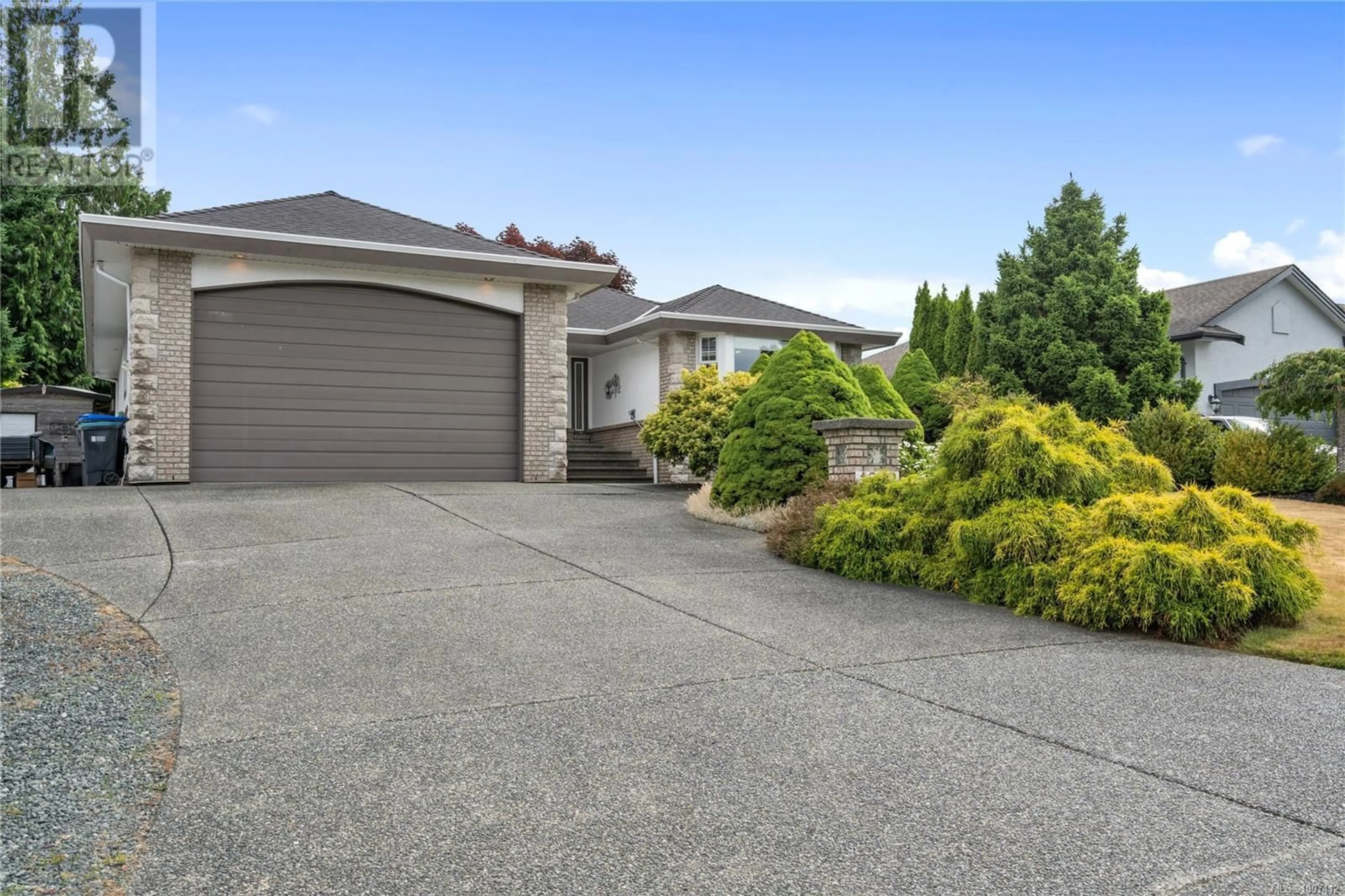 A pic from outside/outdoor area/front of a property/back of a property/a pic from drone, street for 1072 ROBERTON BOULEVARD, Parksville British Columbia V9P2N9