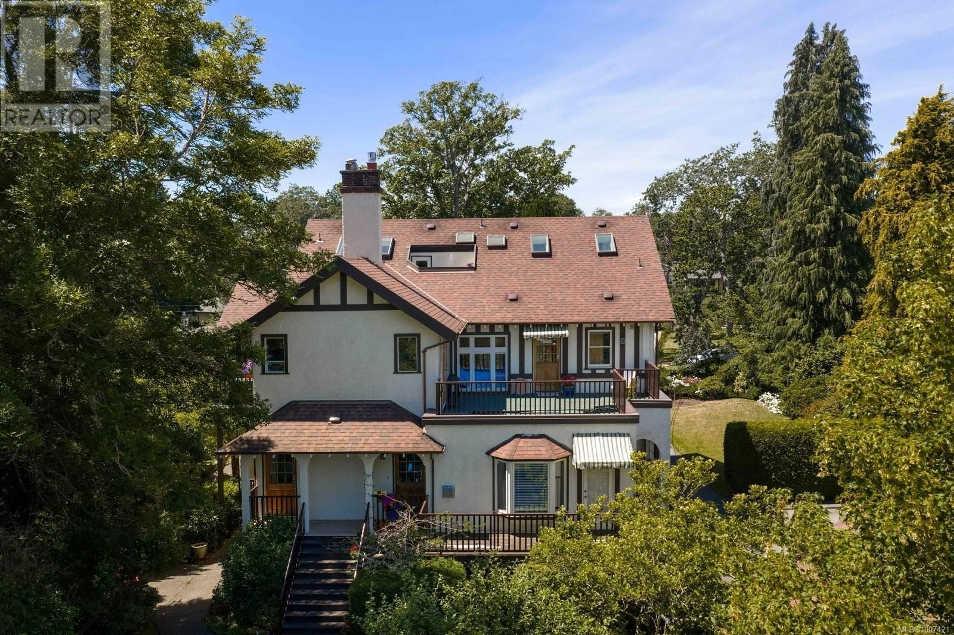 A pic from outside/outdoor area/front of a property/back of a property/a pic from drone, unknown for 3 - 753 PEMBERTON ROAD, Victoria British Columbia V8S3R3