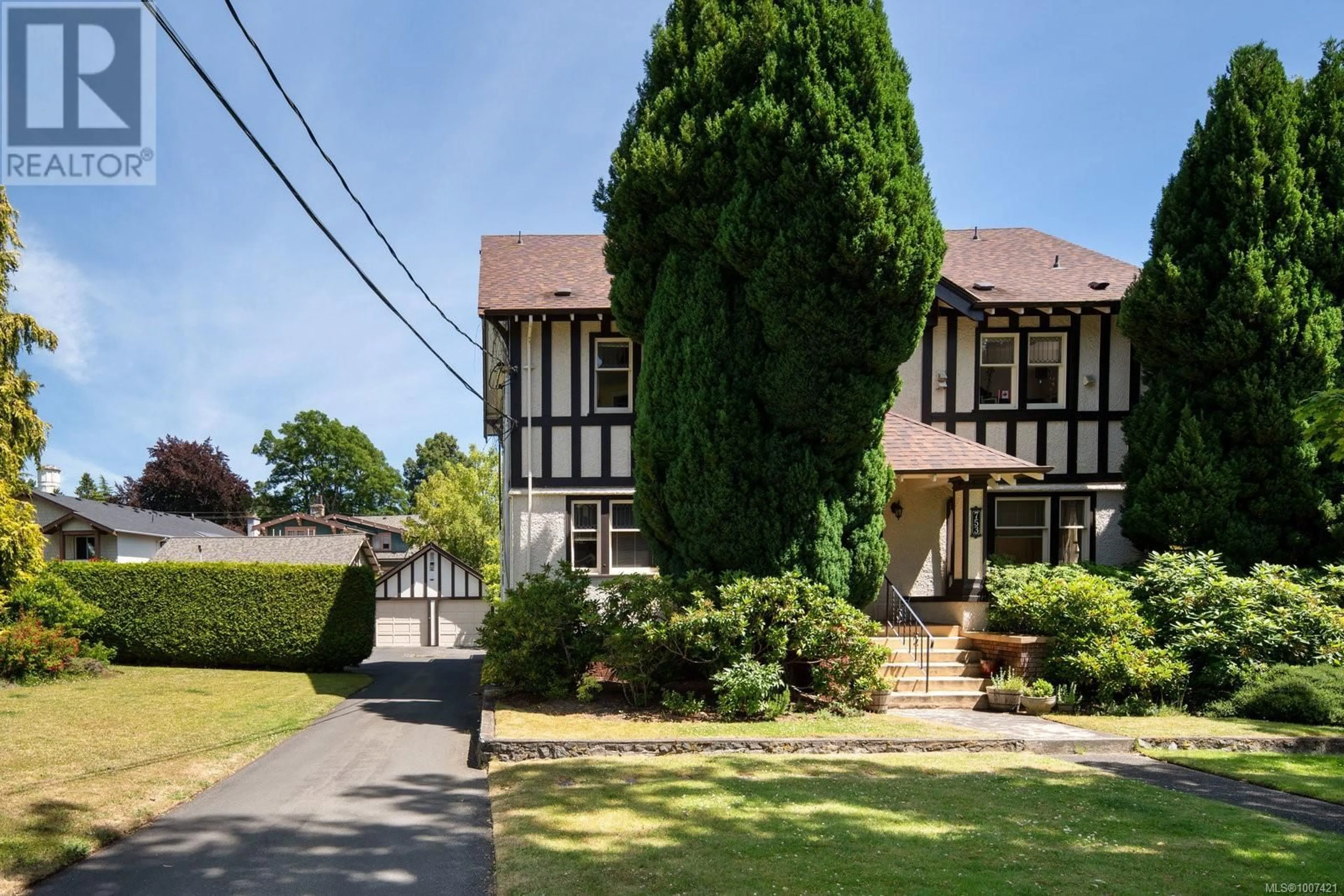 A pic from outside/outdoor area/front of a property/back of a property/a pic from drone, street for 3 - 753 PEMBERTON ROAD, Victoria British Columbia V8S3R3