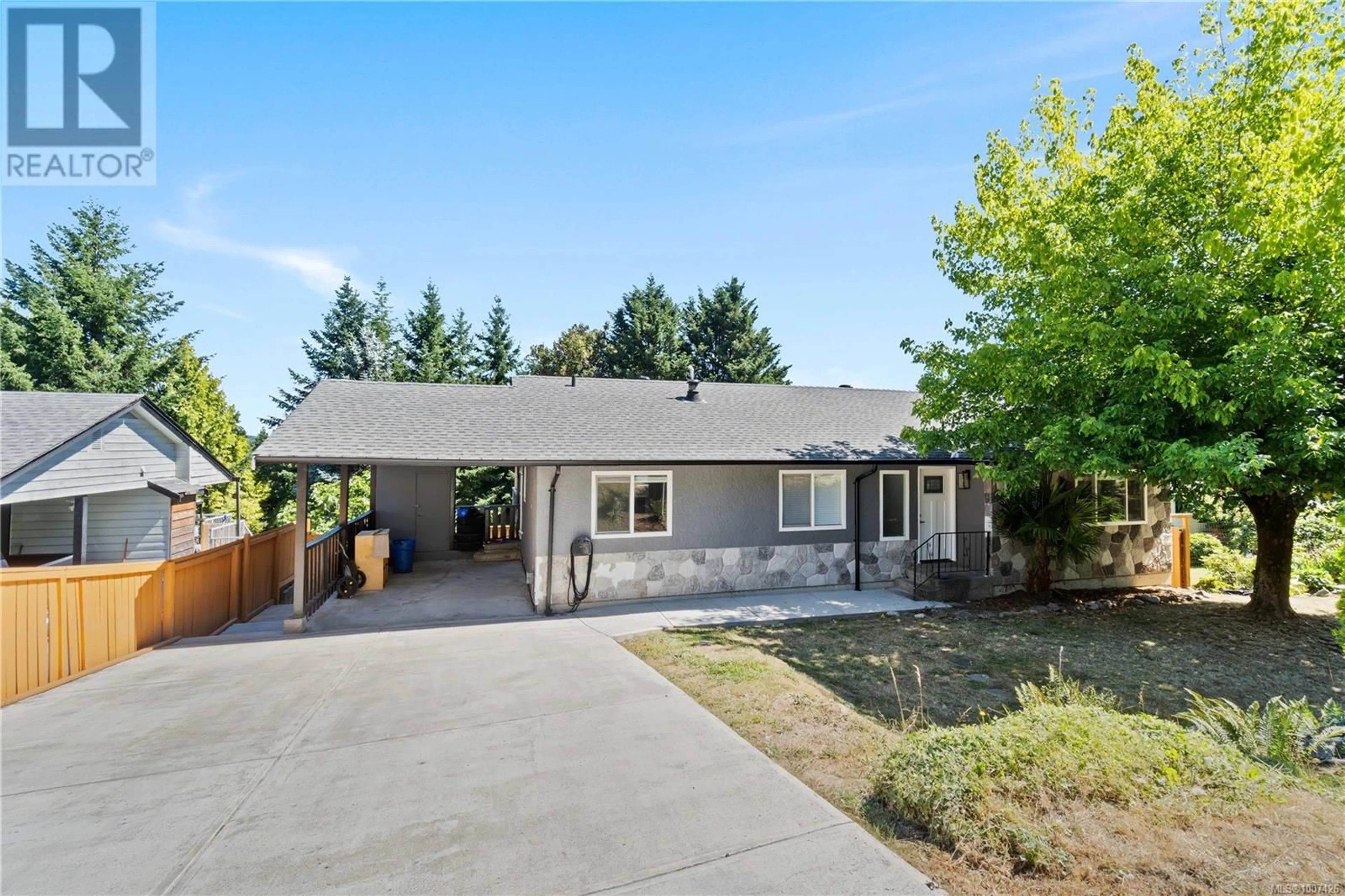 A pic from outside/outdoor area/front of a property/back of a property/a pic from drone, street for 125 ARBUTUS CRESCENT, Ladysmith British Columbia V9G1T8