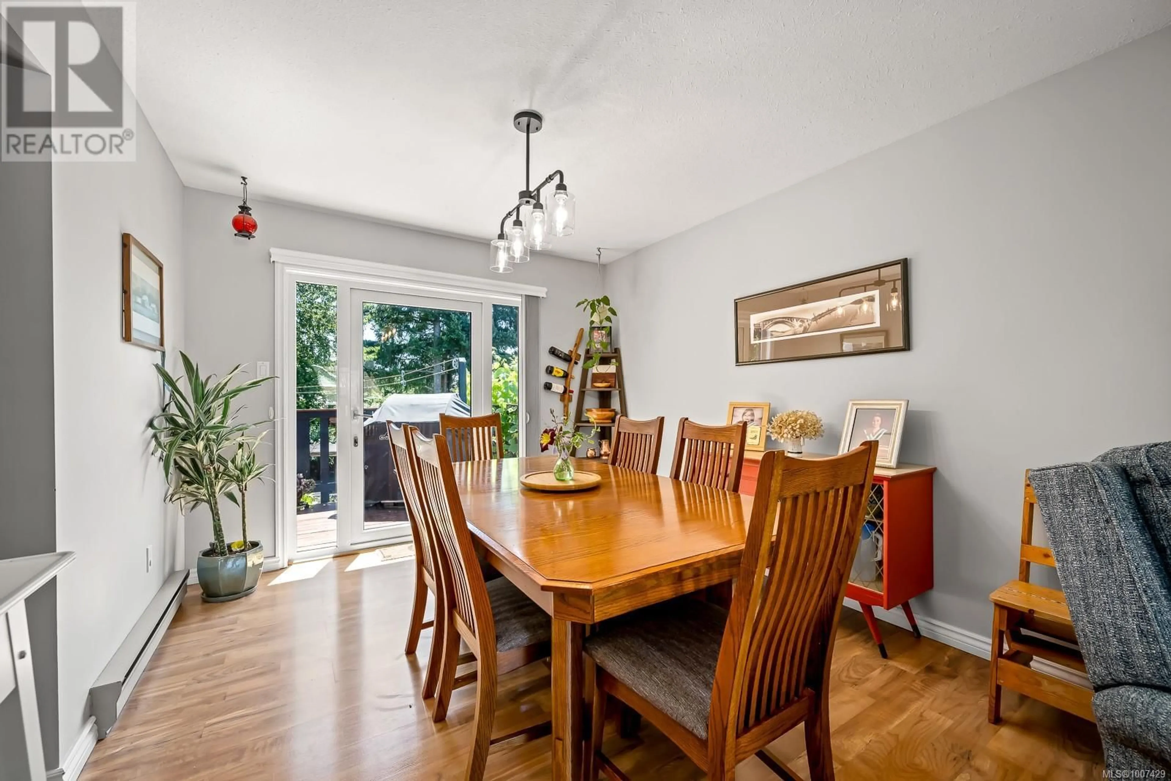Dining room, wood/laminate floor for 292 NIM NIM PLACE, Courtenay British Columbia V9N8A5