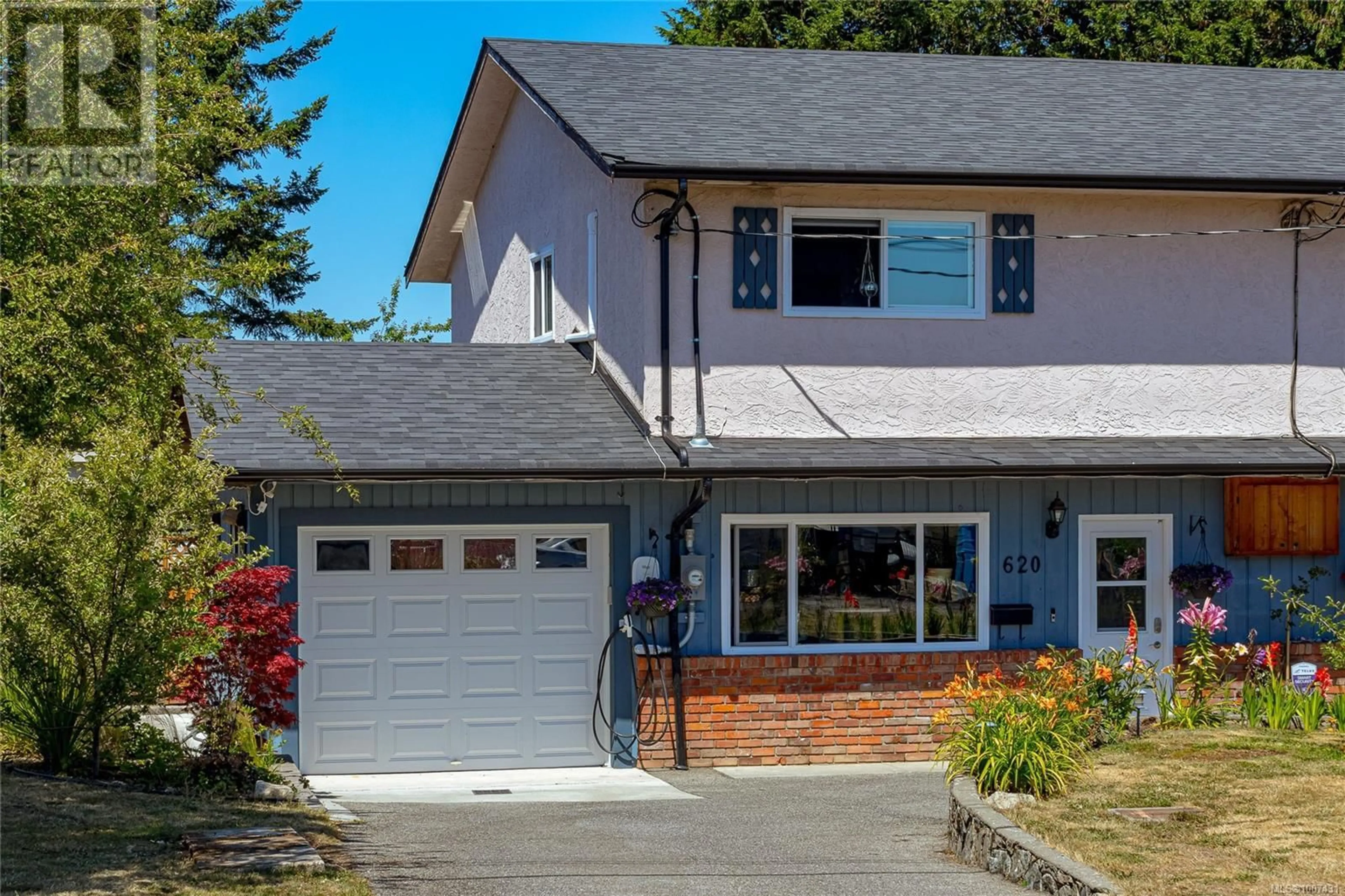 Home with vinyl exterior material, street for 620 BROADWAY STREET, Saanich British Columbia V8Z2G4