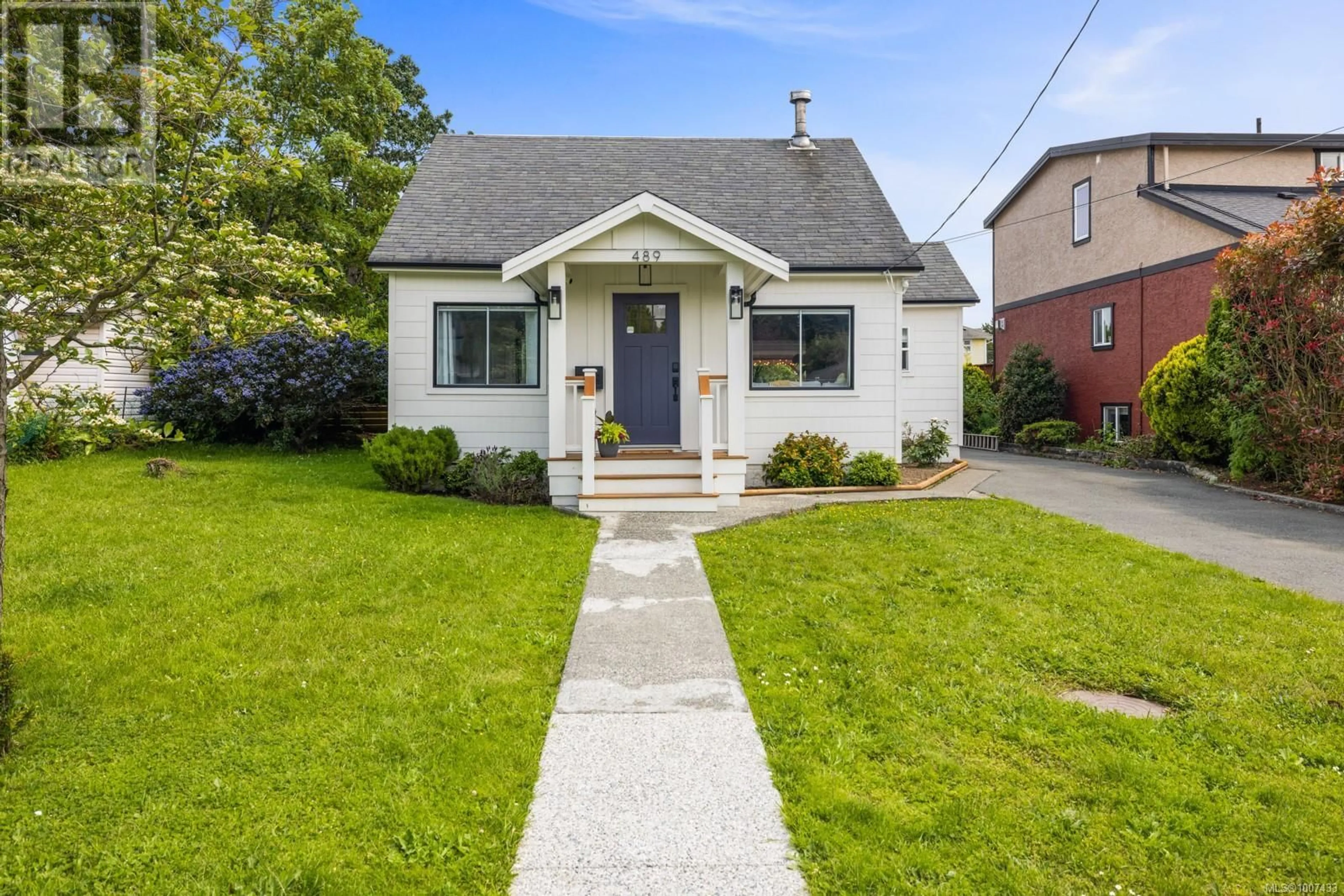 Home with vinyl exterior material, street for 489 GRAFTON STREET, Esquimalt British Columbia V9A5E7