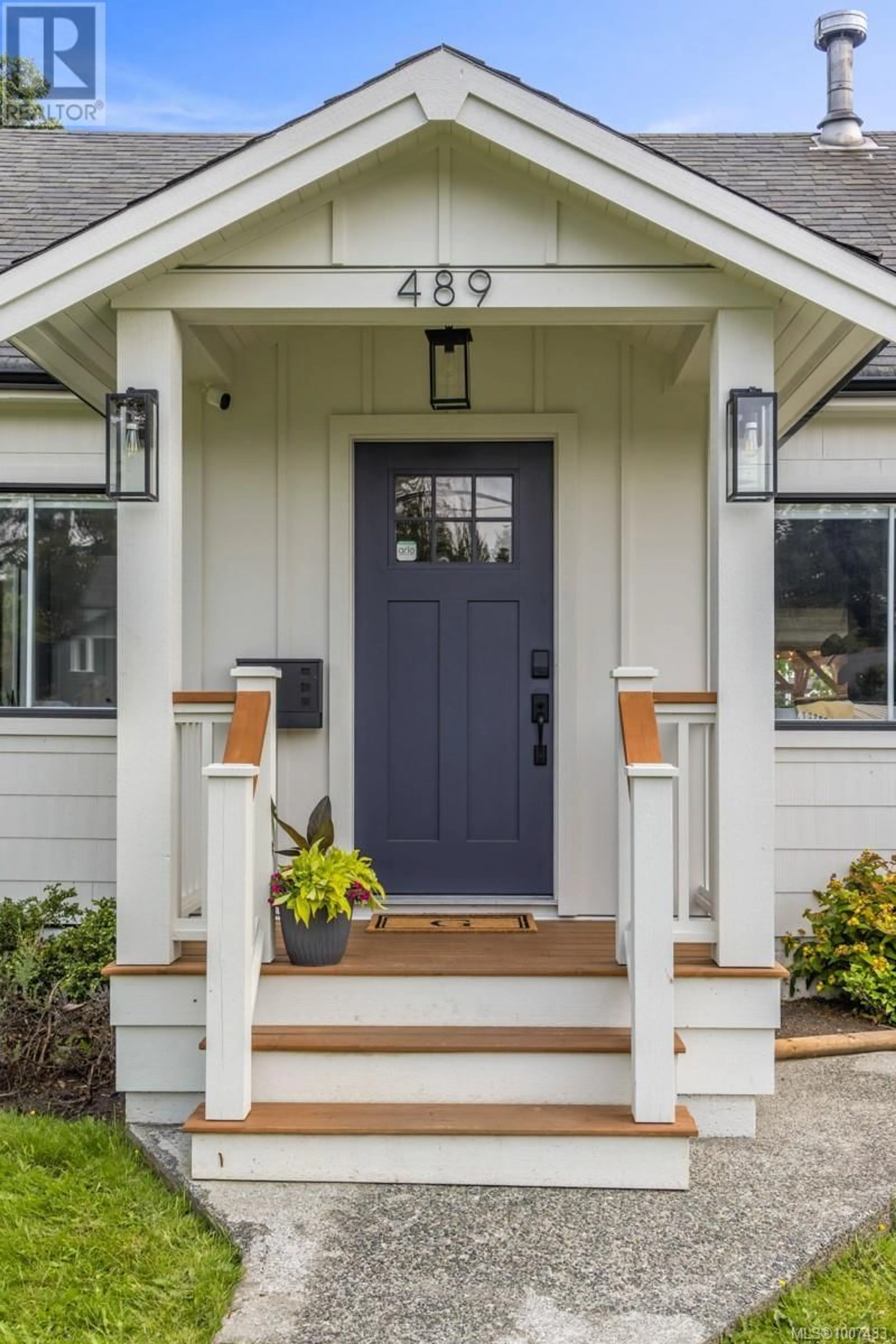 Home with vinyl exterior material, street for 489 GRAFTON STREET, Esquimalt British Columbia V9A5E7
