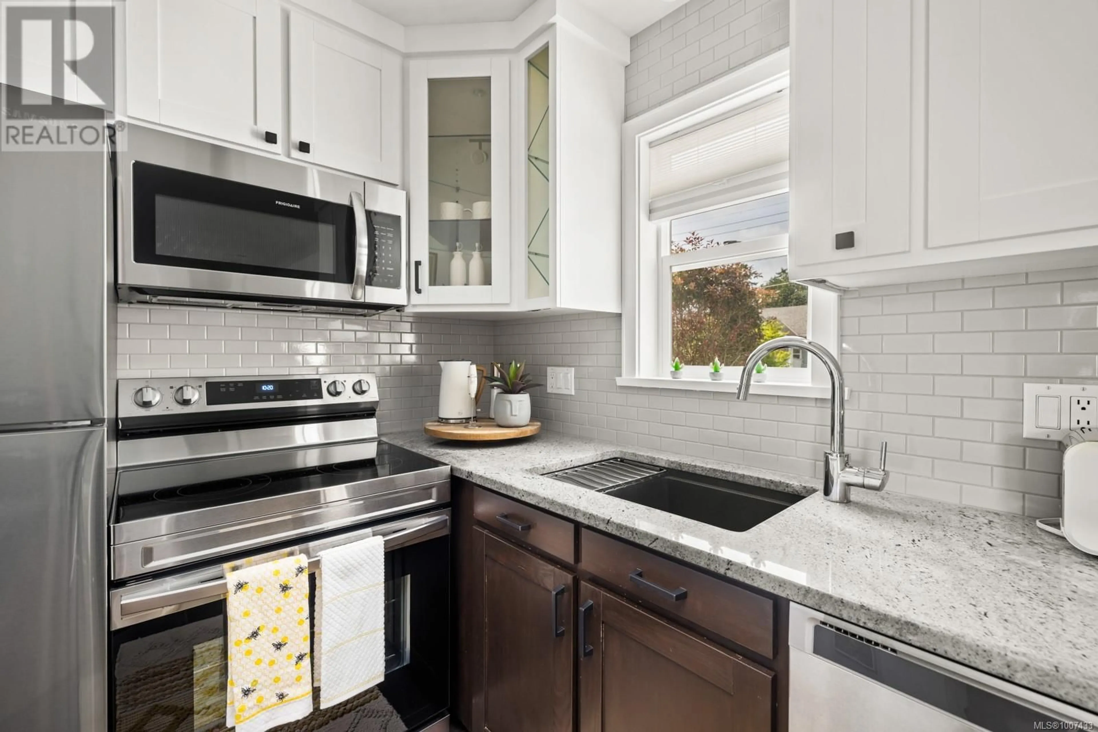 Open concept kitchen, ceramic/tile floor for 489 GRAFTON STREET, Esquimalt British Columbia V9A5E7