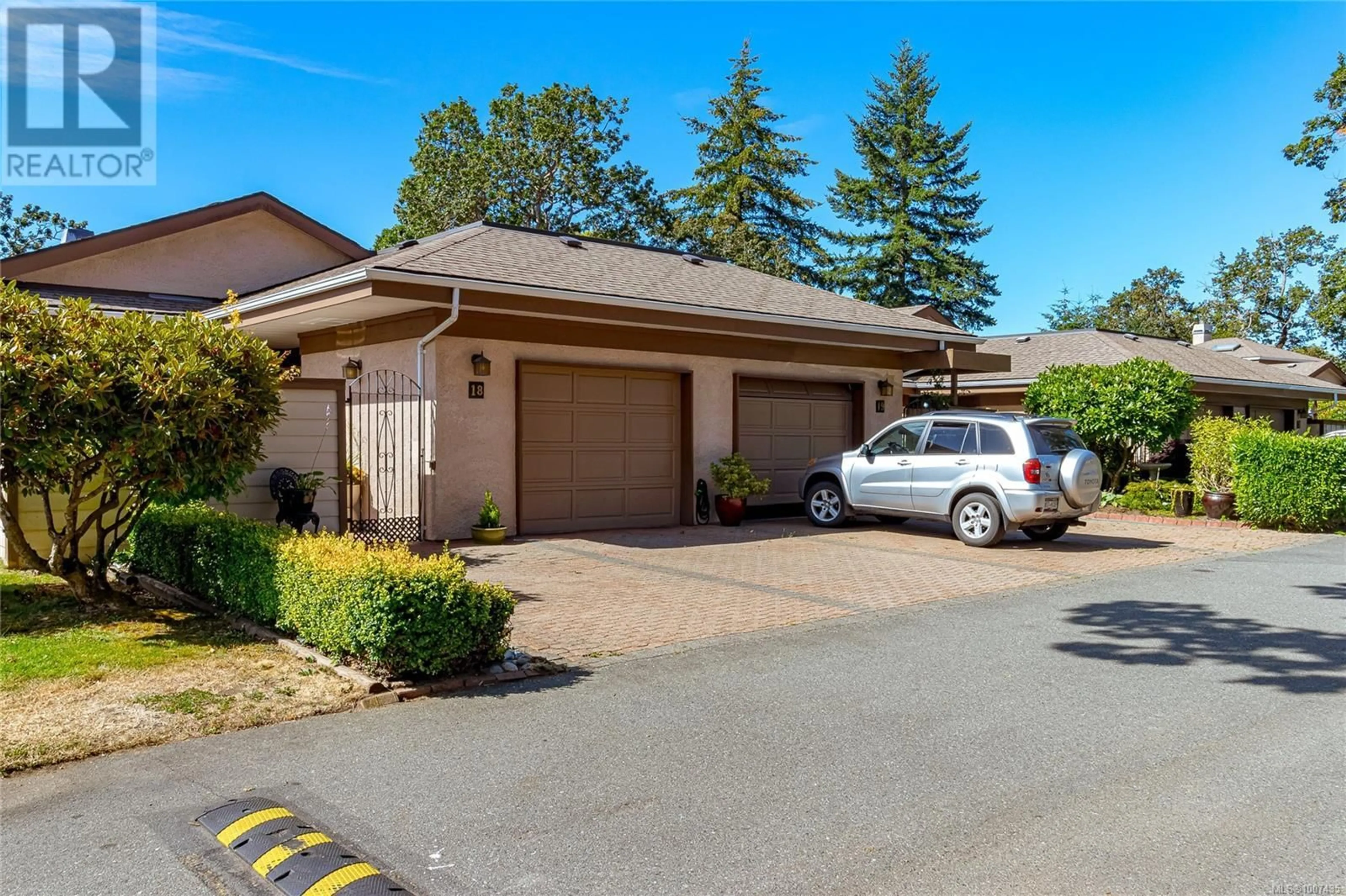 Indoor garage for 19 - 901 KENTWOOD LANE, Saanich British Columbia V8Y2Y6