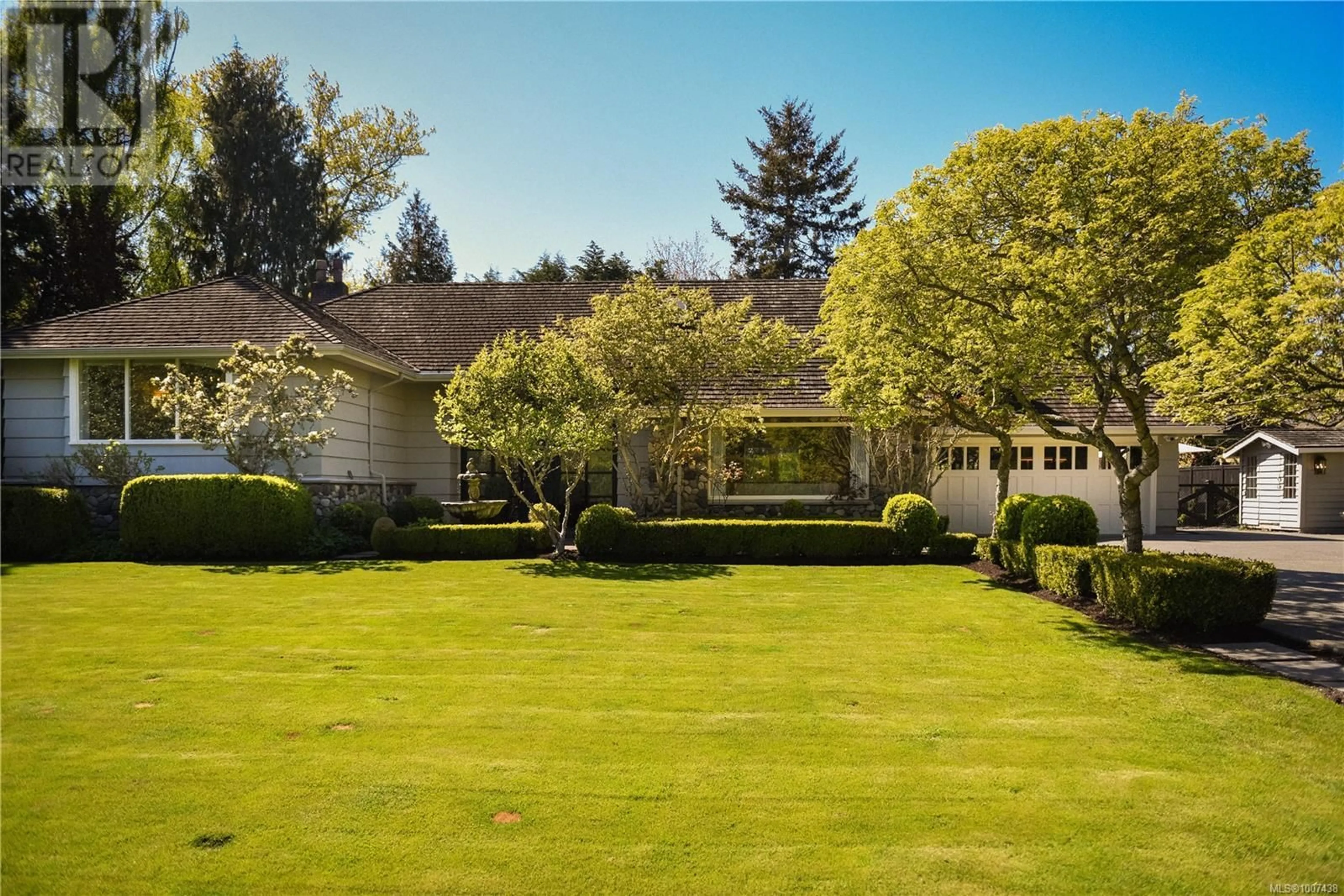 A pic from outside/outdoor area/front of a property/back of a property/a pic from drone, unknown for 3270 BEACH DRIVE, Oak Bay British Columbia V8R6M1