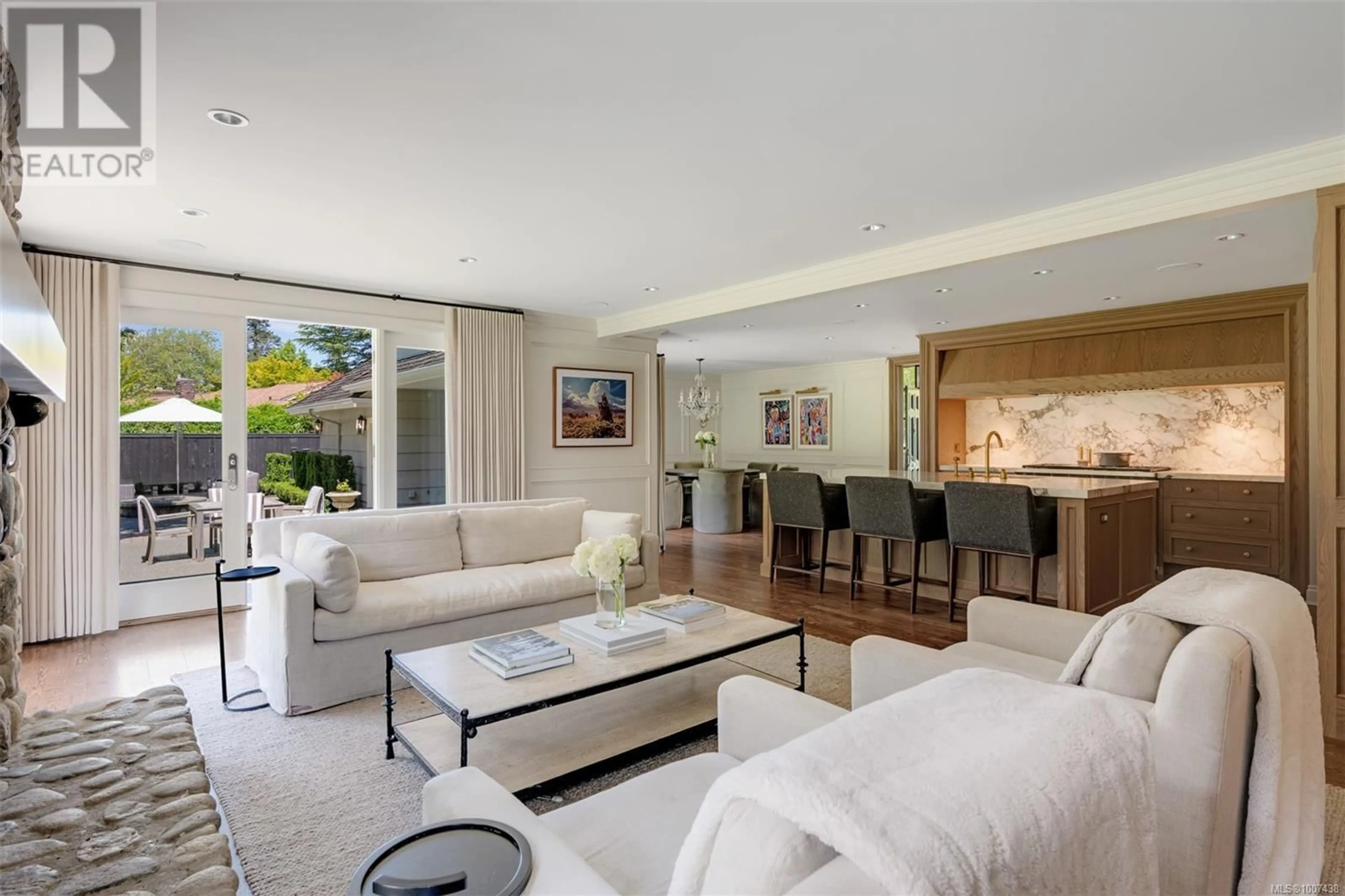 Living room with furniture, unknown for 3270 BEACH DRIVE, Oak Bay British Columbia V8R6M1