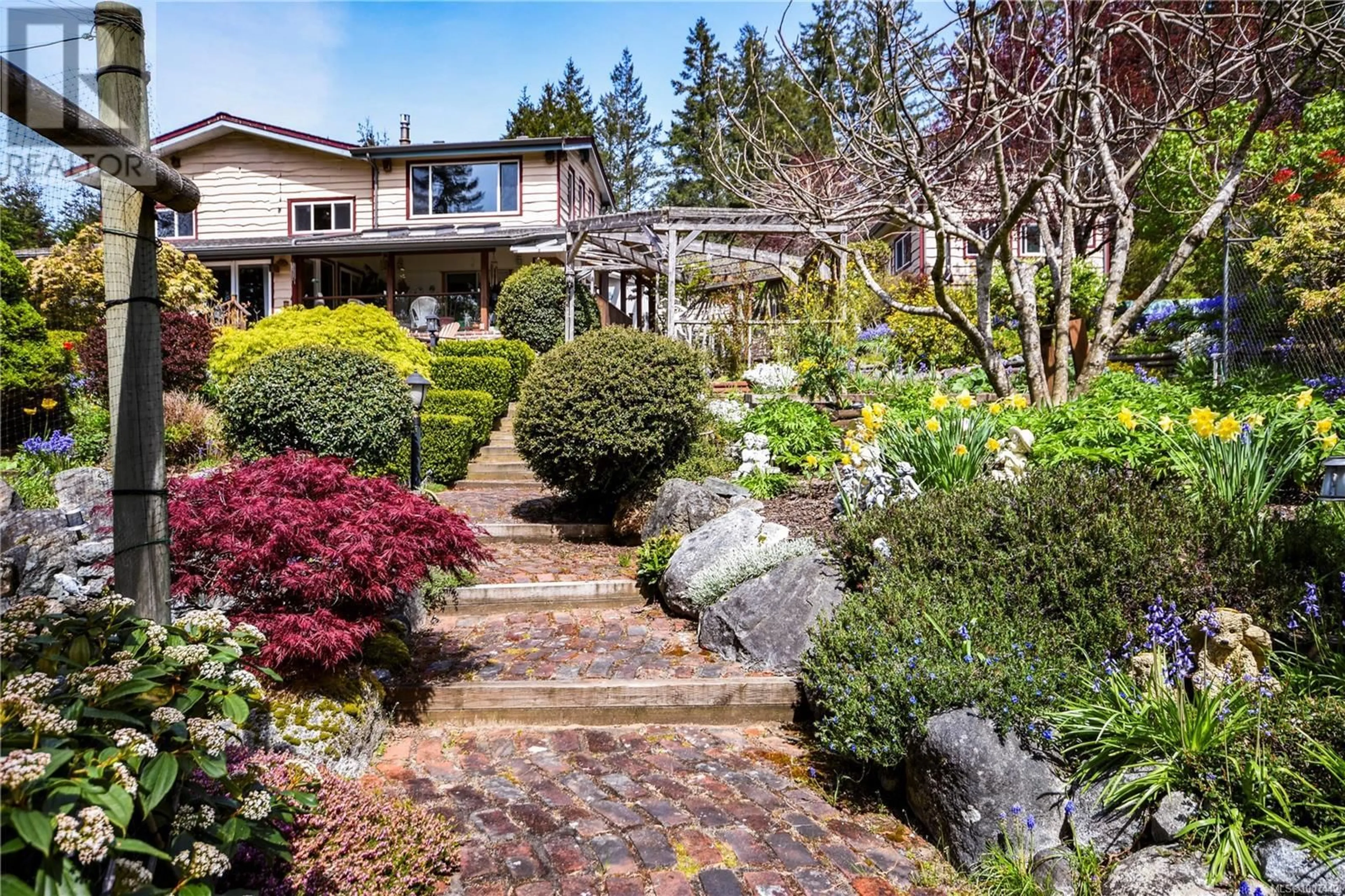 Patio, street for 697 CRESTWOOD ROAD, Gabriola Island British Columbia V0R1X4