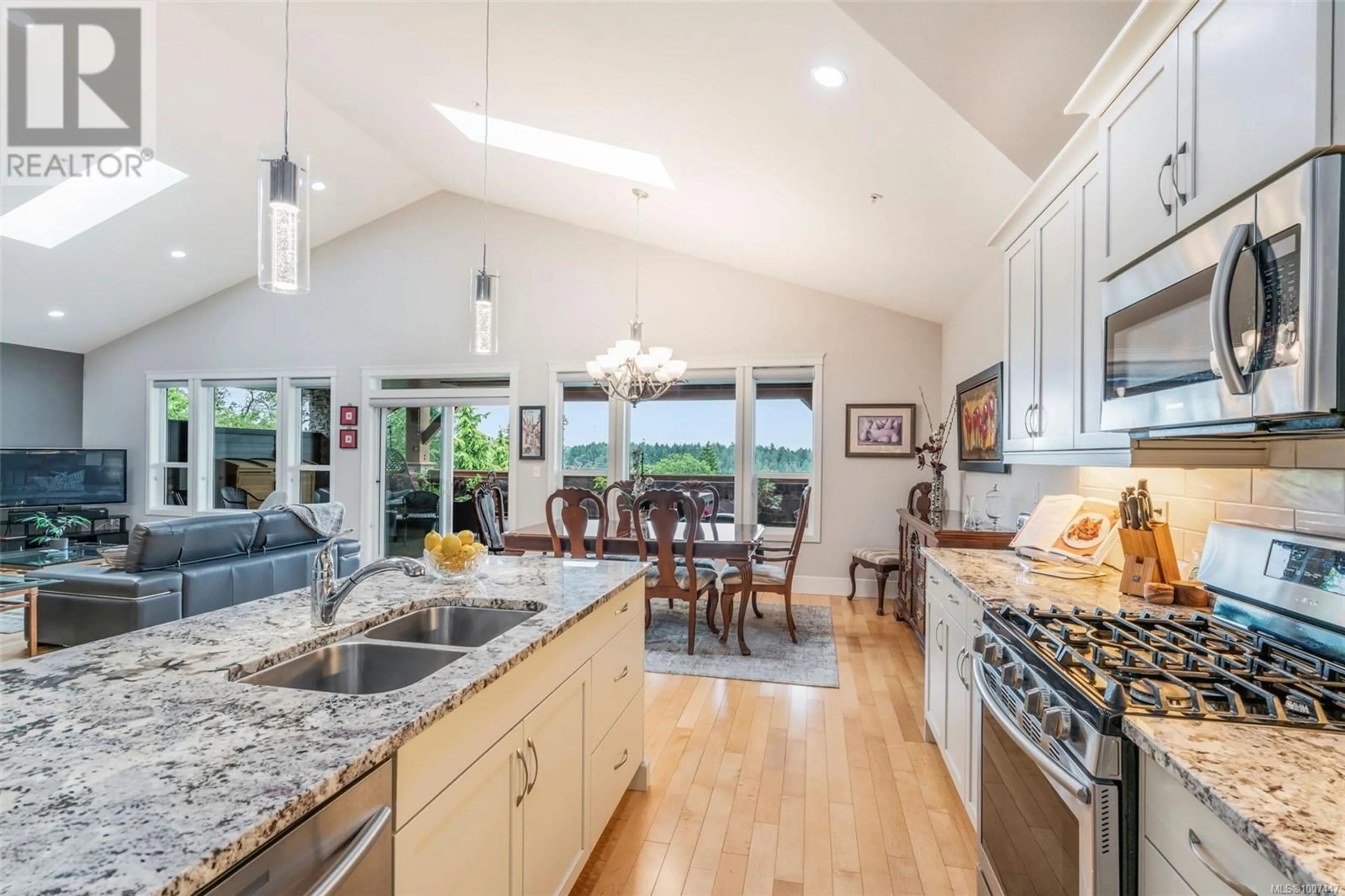 Open concept kitchen, ceramic/tile floor for 202 - 679 TERMINAL AVENUE, Nanaimo British Columbia V9S4K1