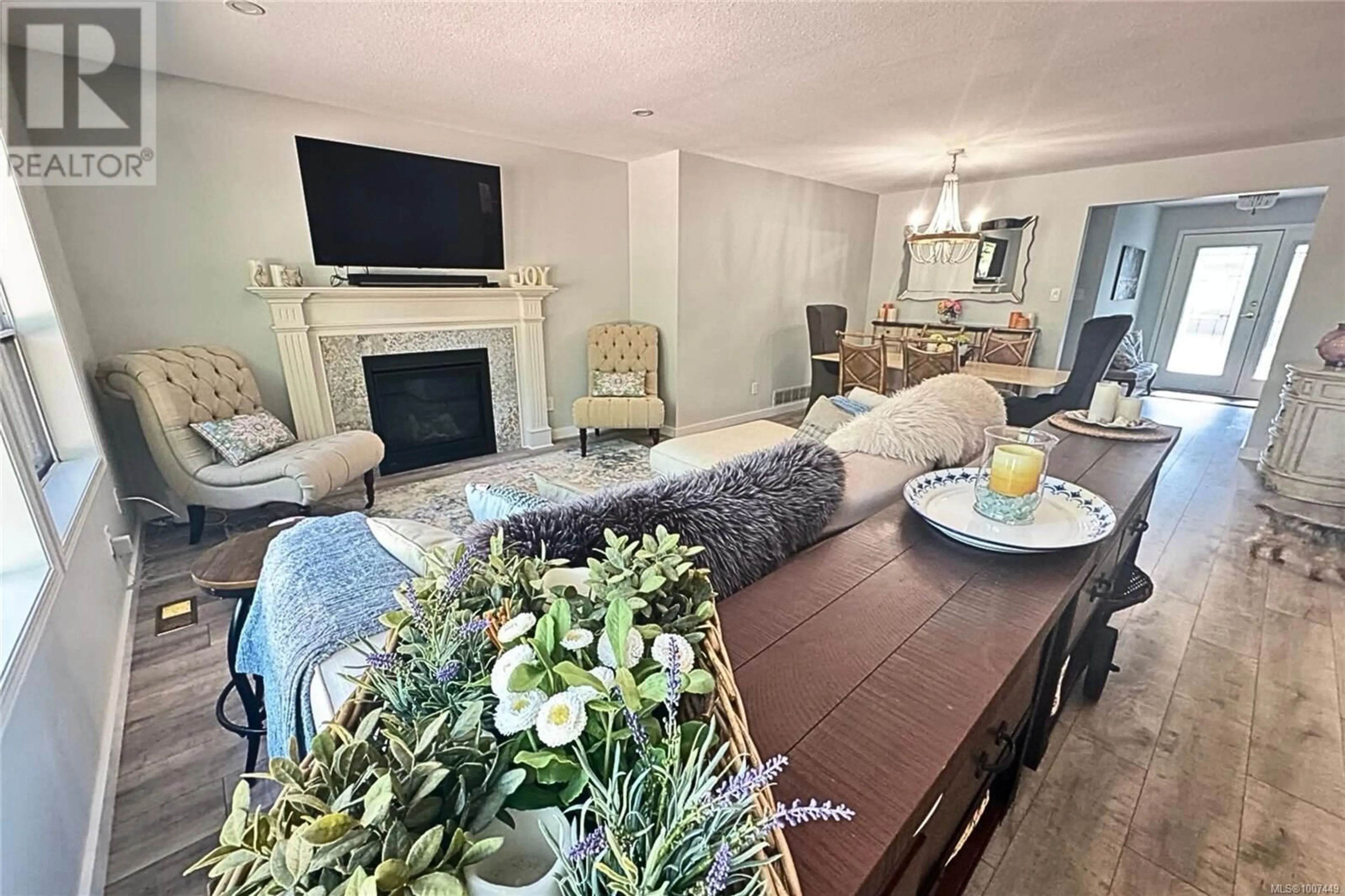 Living room with furniture, unknown for 519 SEAWARD WAY, Qualicum Beach British Columbia V9K1T8