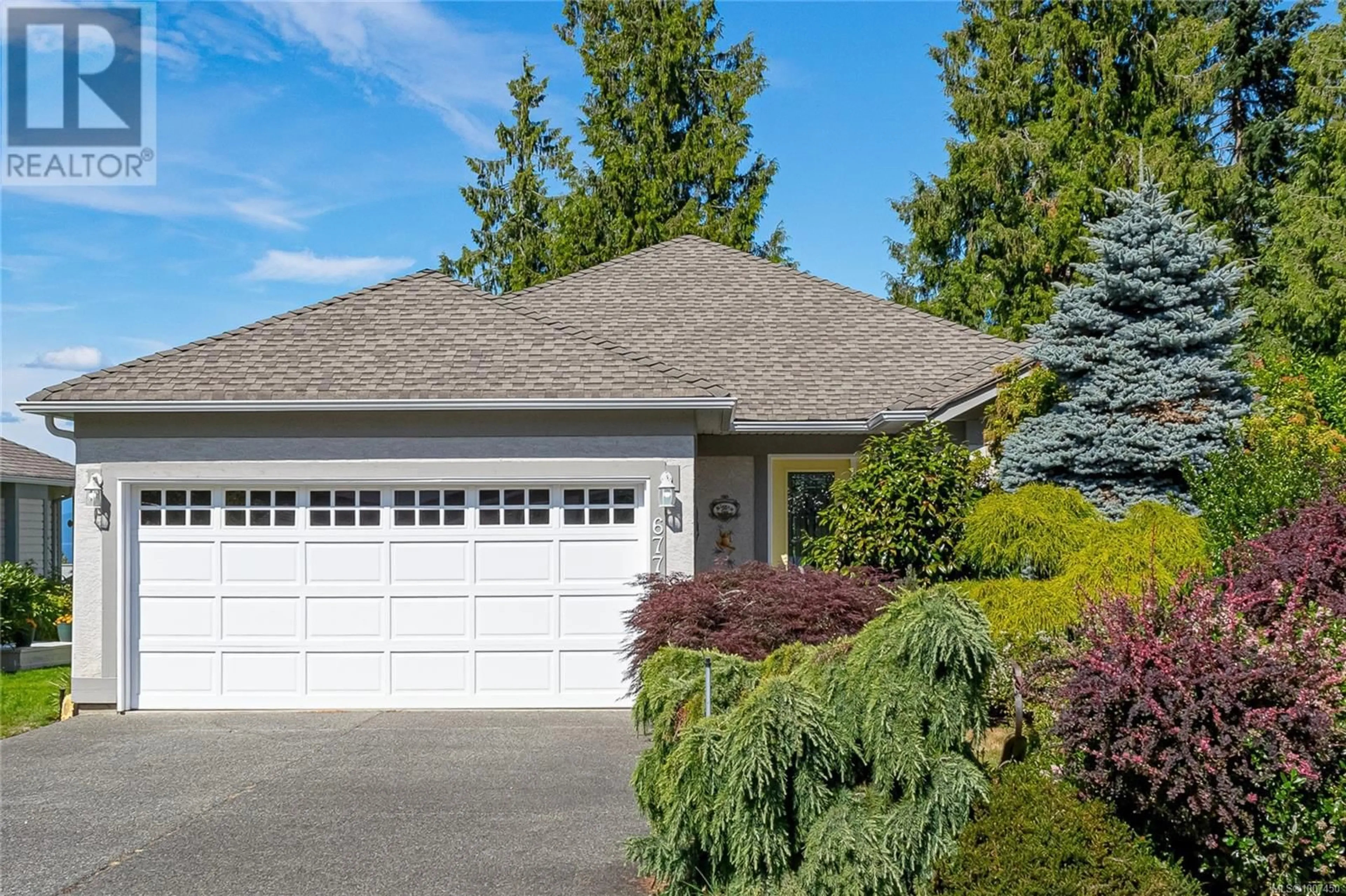 Home with vinyl exterior material, street for 677 WINDWARD WAY, Qualicum Beach British Columbia V9K2K4