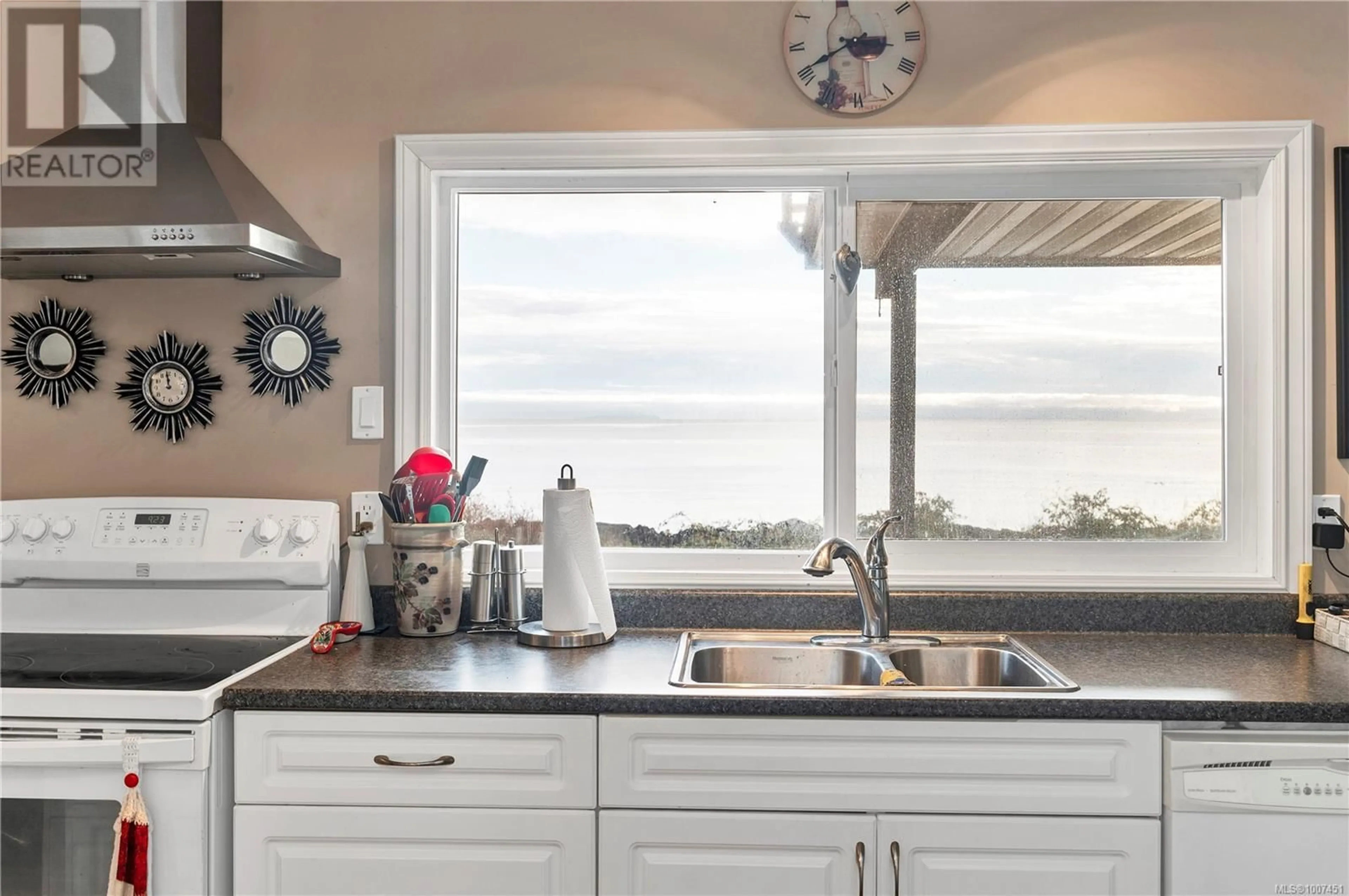 Open concept kitchen, unknown for 4007 ISLAND HIGHWAY SOUTH, Campbell River British Columbia V9H1G4