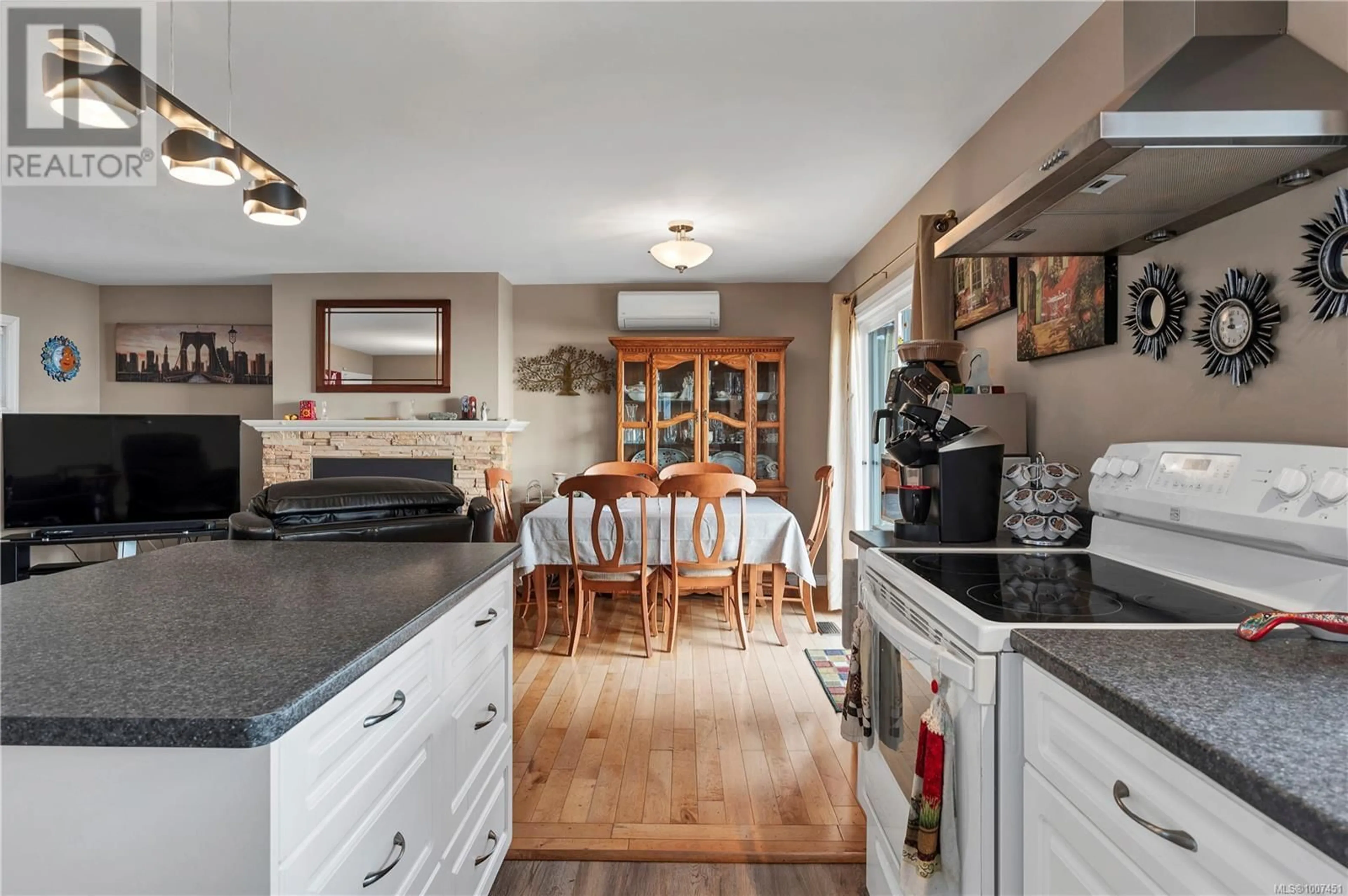 Open concept kitchen, unknown for 4007 ISLAND HIGHWAY SOUTH, Campbell River British Columbia V9H1G4