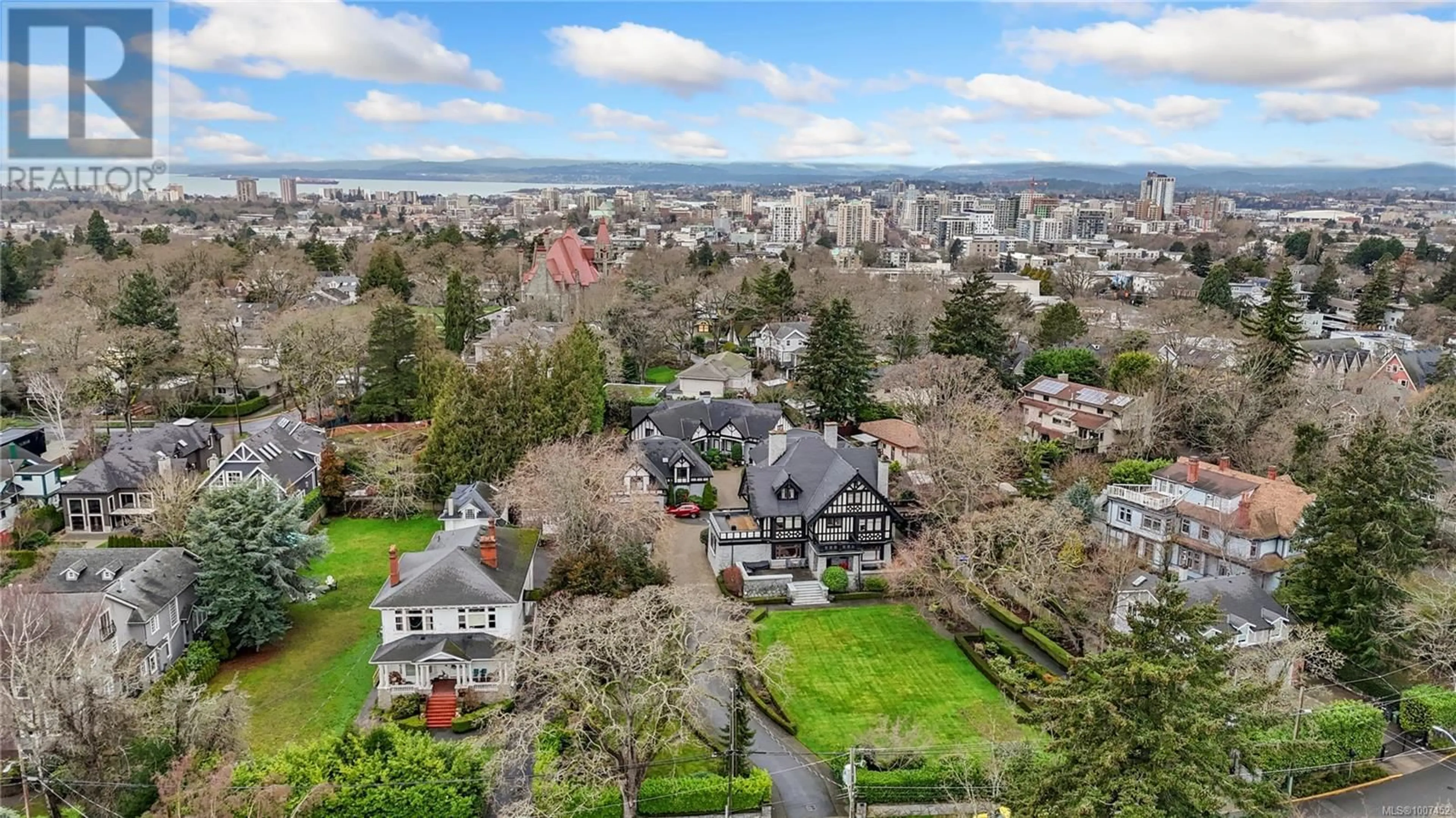 A pic from outside/outdoor area/front of a property/back of a property/a pic from drone, unknown for 2 - 906 PEMBERTON ROAD, Victoria British Columbia V8S3R4