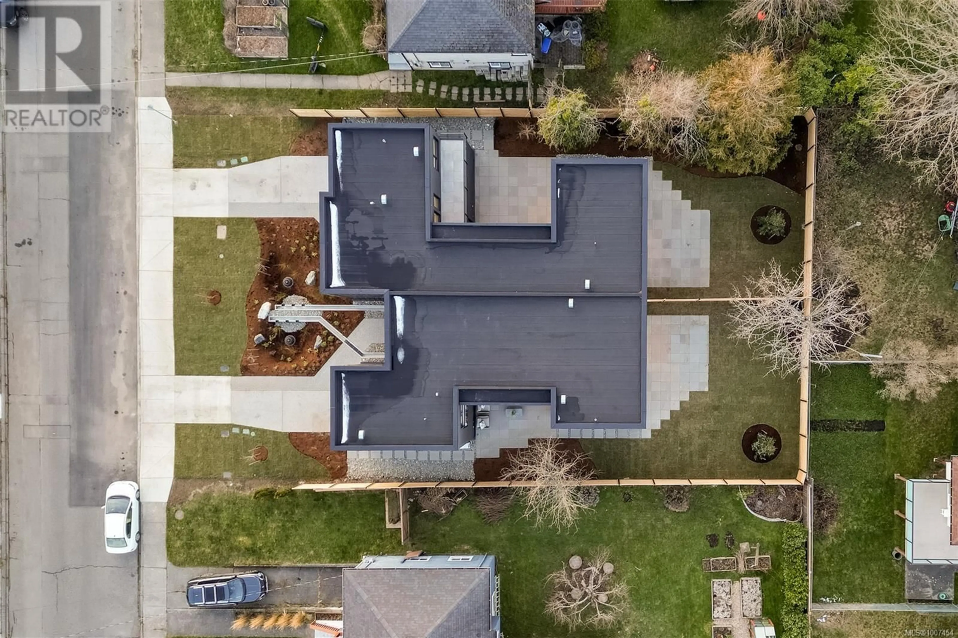 A pic from outside/outdoor area/front of a property/back of a property/a pic from drone, street for 1968 KINGS ROAD, Saanich British Columbia V8R2P5