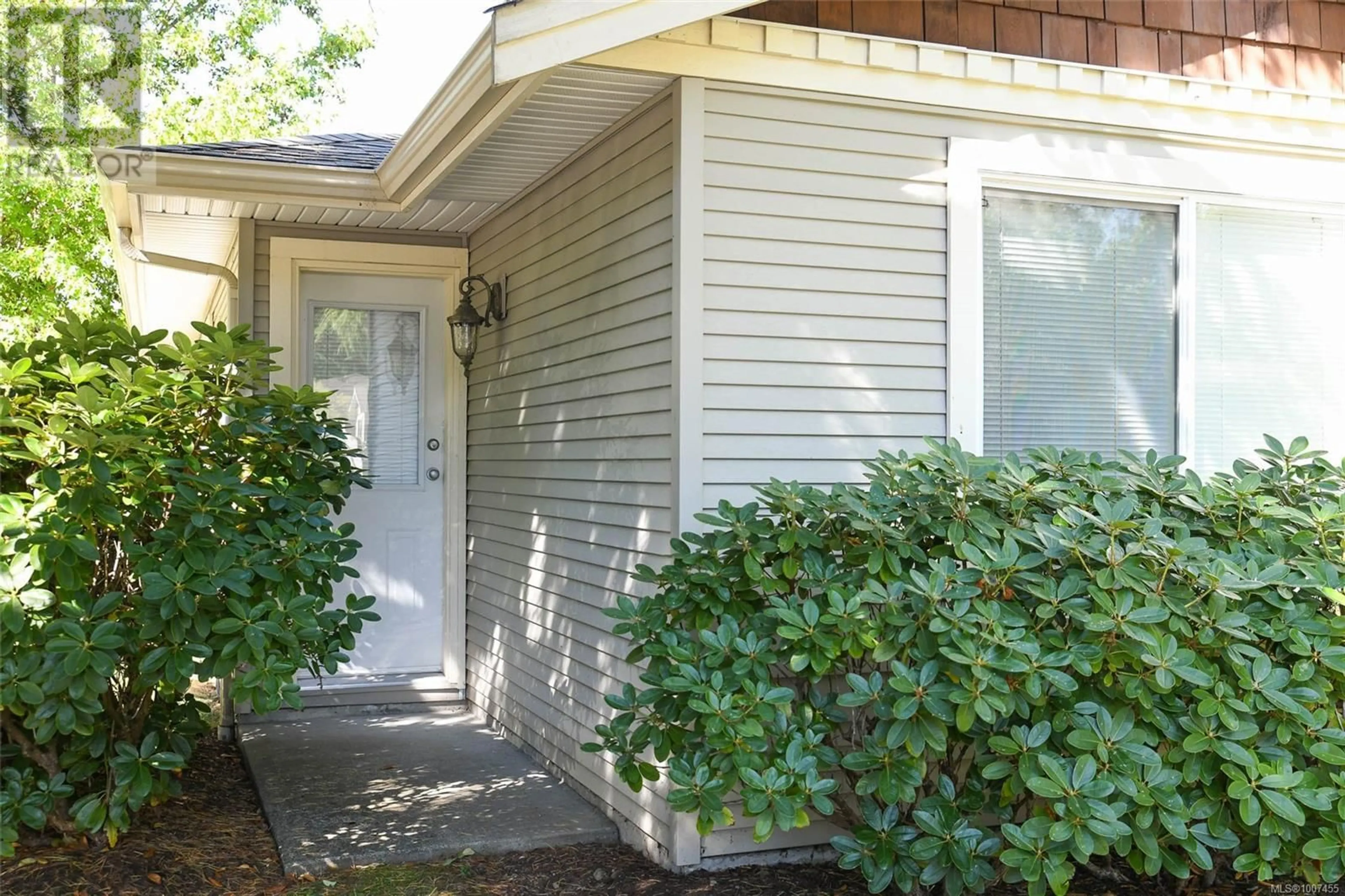 Home with vinyl exterior material, street for 22 - 1050 8TH STREET, Courtenay British Columbia V9N4A5