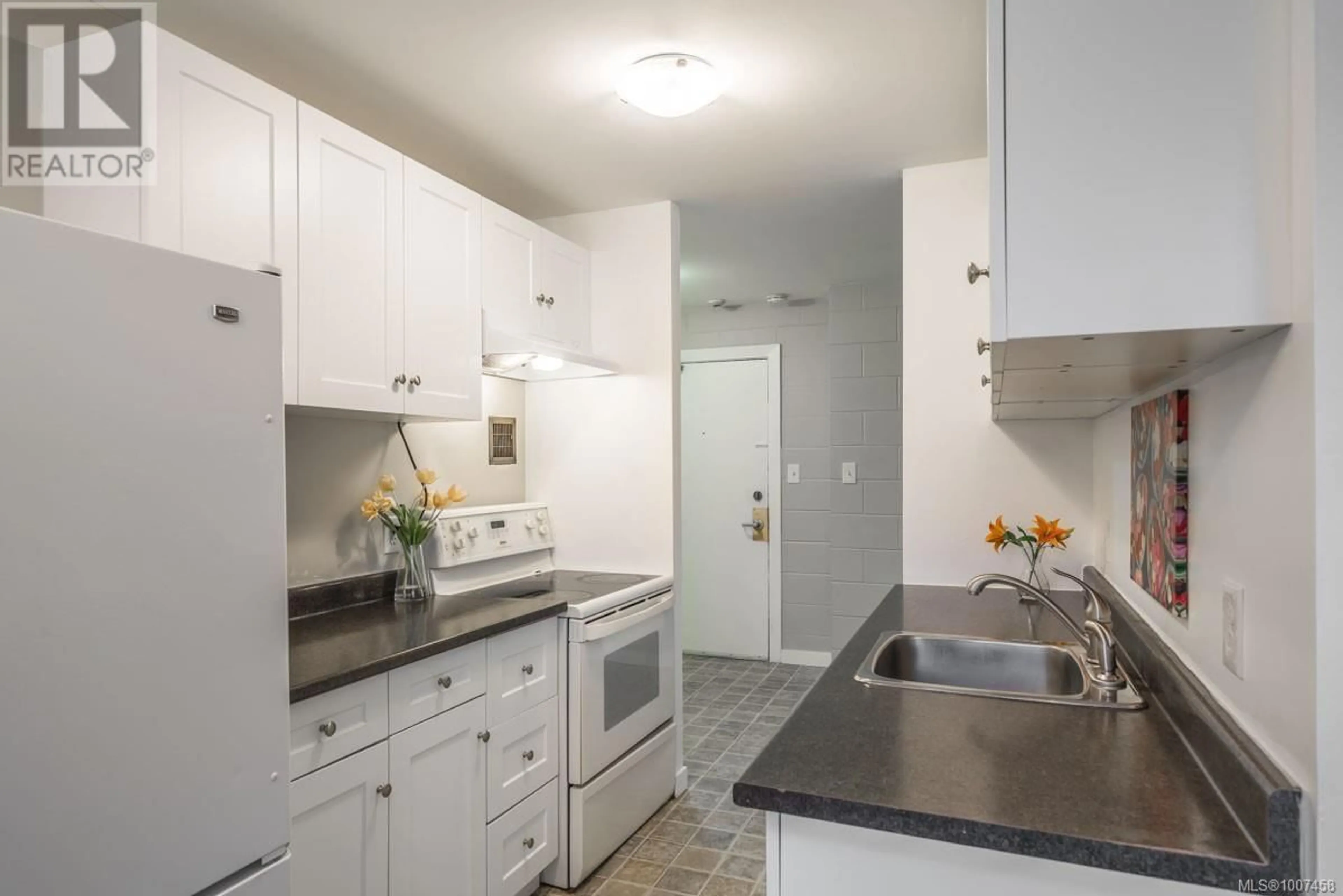 Standard kitchen, ceramic/tile floor for 1102 - 1097 BOWEN ROAD, Nanaimo British Columbia V9R2A4