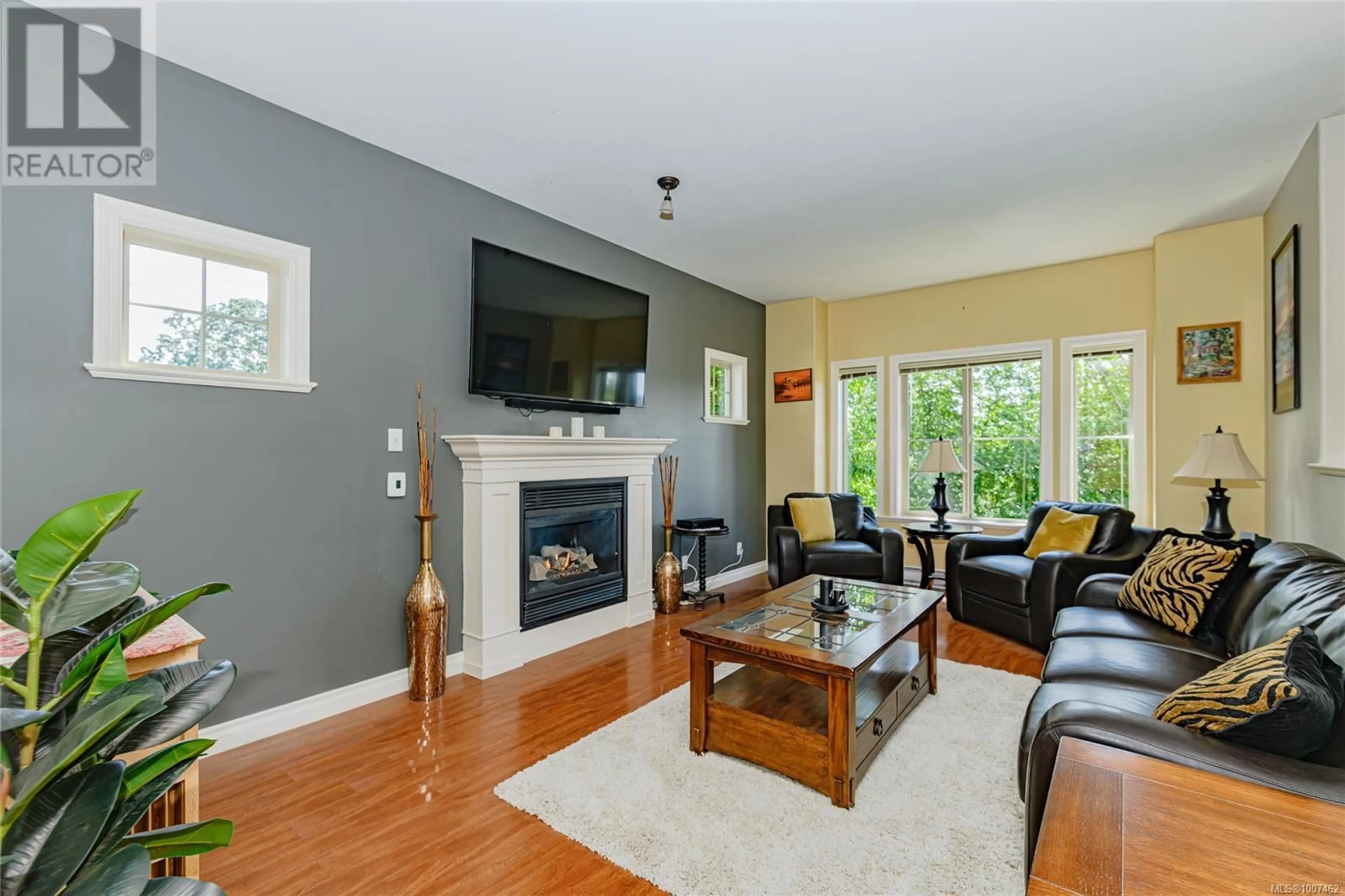 Living room with furniture, wood/laminate floor for 1 - 615 DRAKE AVENUE, Esquimalt British Columbia V9A6K4