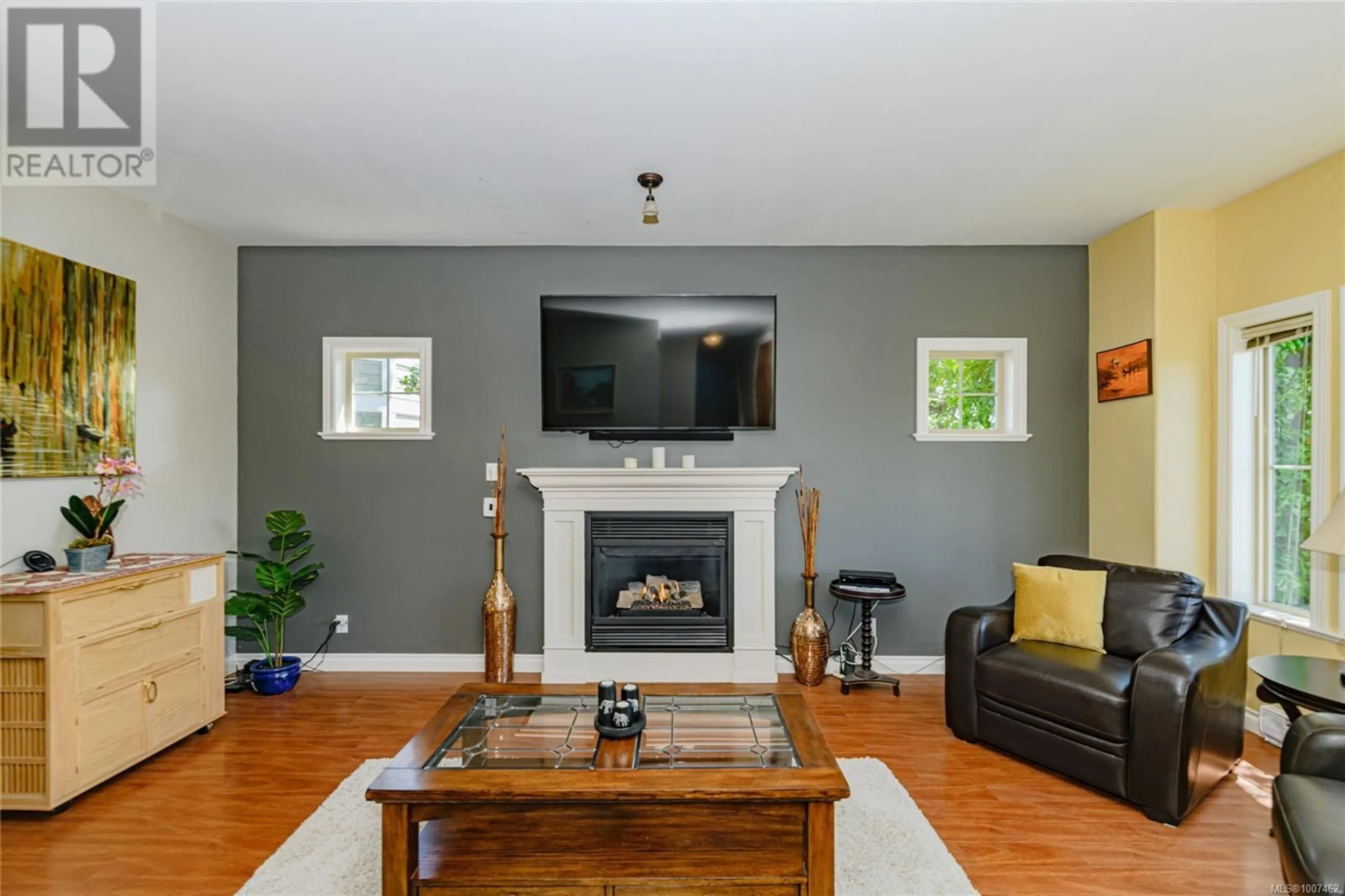 Living room with furniture, wood/laminate floor for 1 - 615 DRAKE AVENUE, Esquimalt British Columbia V9A6K4