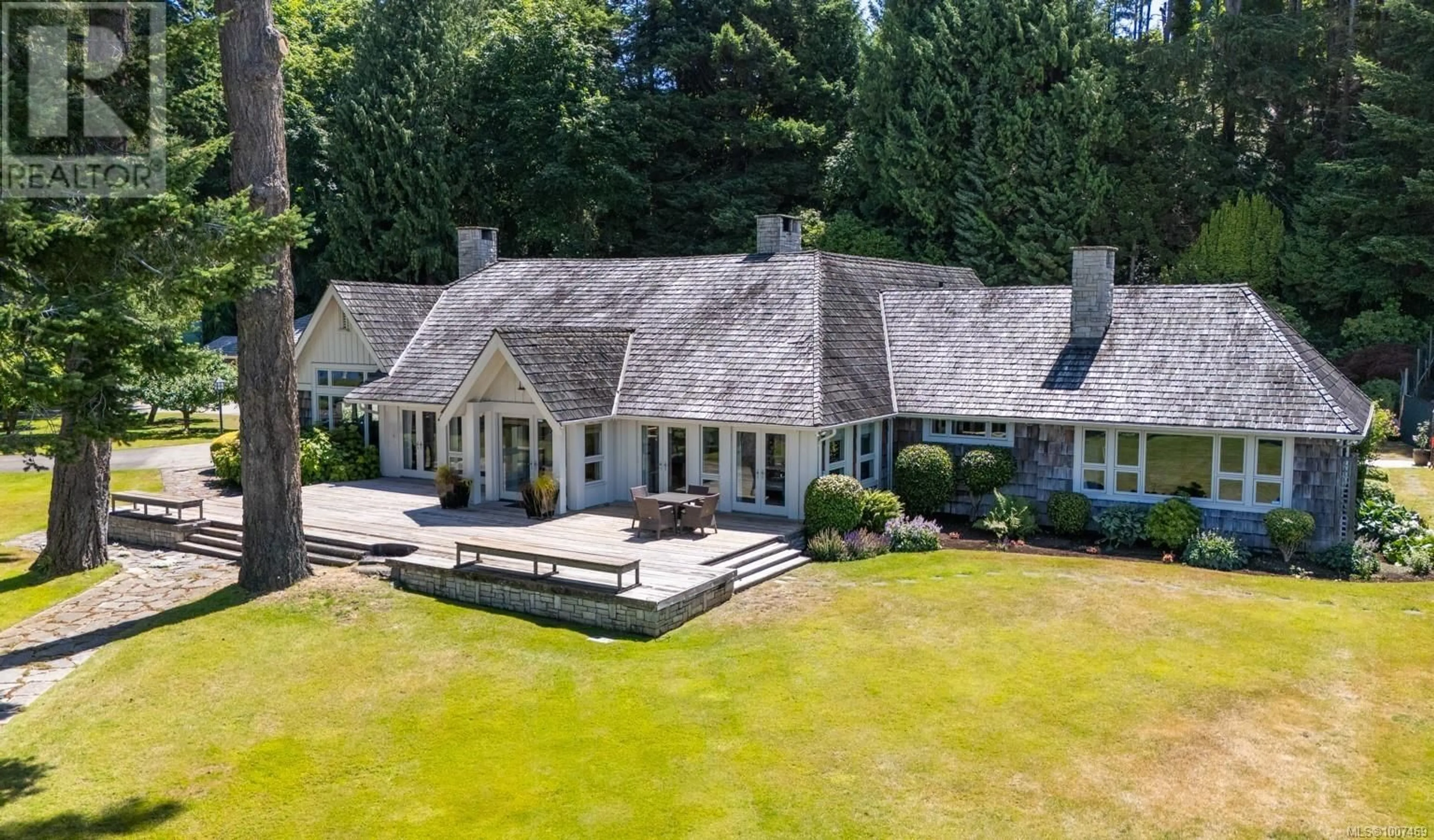 A pic from outside/outdoor area/front of a property/back of a property/a pic from drone, unknown for 382 JUDGES ROW, Qualicum Beach British Columbia V9K1G6